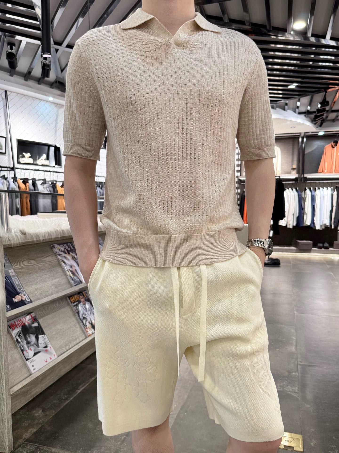 NO:483766,LP-Spring and summer fashion Polo neck short-sleeved T-shirt with a simple and classic design. The delicate plaid woven texture adds texture and details. The fabric contains Lycel, acrylic, wool, nylon and mulberry silk, which takes into account comfort and quality, soft, skin-friendly and breathable, high-end and fashionable upper body, and is a practical and fashionable item in the wardrobe. S-2XL (model 180/140 wears M, with Hong Kong Lane Crawford gift box packaging), loro piano, T-shirt, tees, t-shirt, alexander wang19860909LP-春夏时尚Polo领短袖T恤,有着简约而经典的设计.细腻的格纹编织纹理,增添质感与细节.面料含莱赛尔、腈纶、绵羊毛、锦纶和桑蚕丝等成分,兼顾舒适与品质,柔顺亲肤透气,上身高级时尚,是衣橱中实用又时尚的单品.码数S-2XL（模特180/140穿M,配香港连卡佛礼盒包装）,,loro piana,T-shirt,tees，t-shirt,alexander wang,Men's clothing