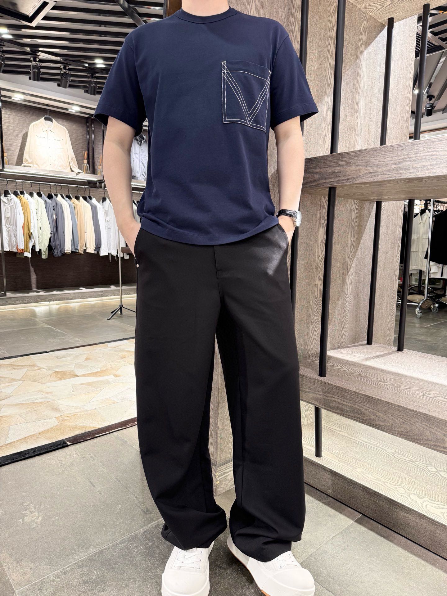 NO:483773,BV-2025 pure cotton round neck short-sleeved T-shirt, high-quality fabric, comfortable and breathable, 240g high-quality texture, pocket bright line contrasting color design, slightly wide style, upper body fashionable and high-end, S-2XL (model 180/140 wear M, with Hong Kong Lane Crawford gift box packaging), bottega veneta, T-shirt,tees, t-shirt,alexander wang19860909BV-2025纯棉圆领短袖T恤,高品质面料,舒适透气,240g质感上乘,口袋明线撞色设计,微阔版型,上身时尚高级,码数S-2XL（模特180/140穿M,配香港连卡佛礼盒包装）,,bottega veneta,T-shirt,tees，t-shirt,alexander wang,Men's clothing