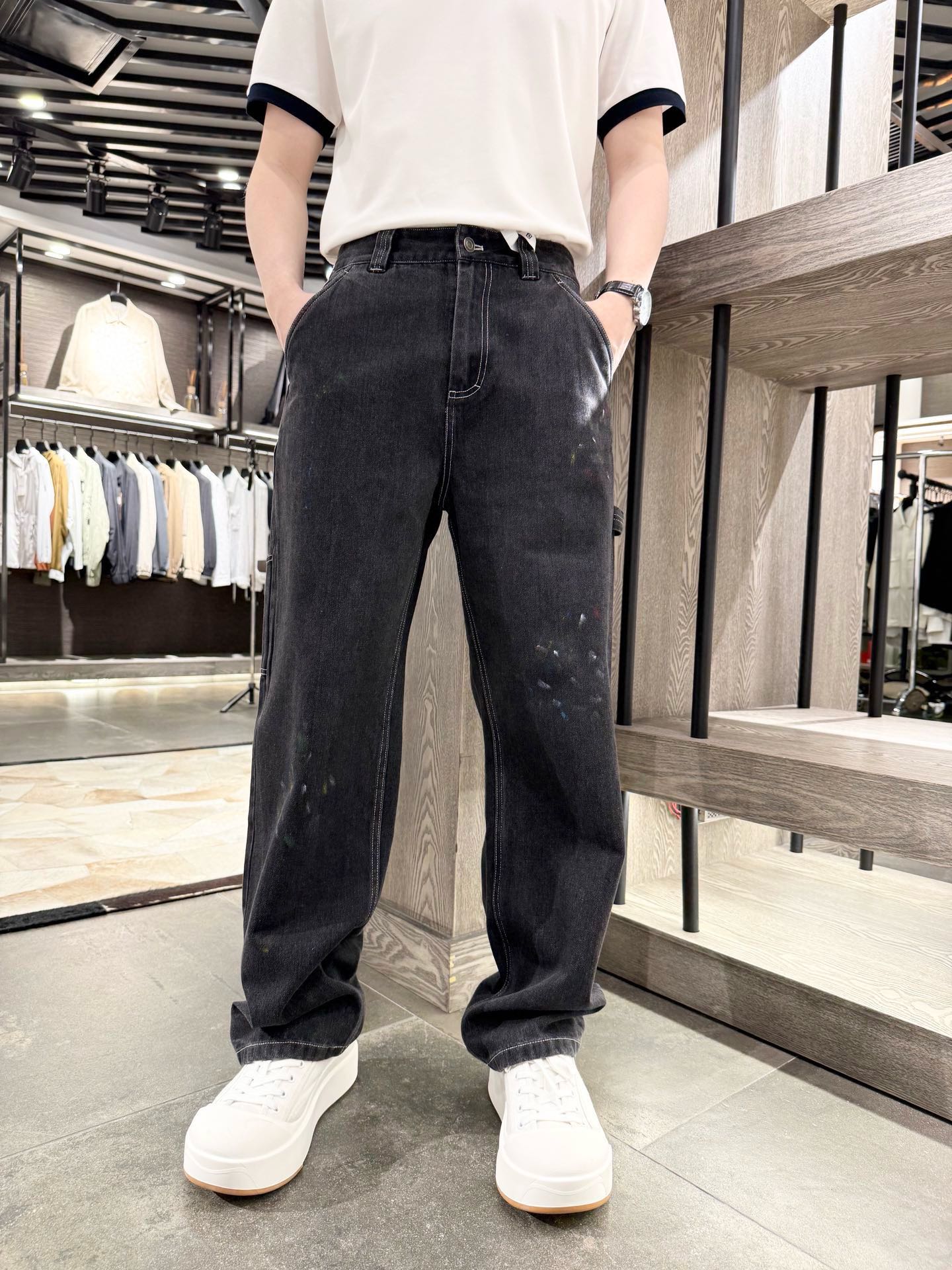 NO:483749,Lv-2025 new dark jeans perfectly combine retro and trend. Loose straight-fitting style, free and casual, suitable for all body shapes. The personalized ink splash design, like artistic brushstrokes, adds an unruly attitude to the whole. The ingenious layout of multiple pockets is both practical and fashionable. Whether it is a simple T-shirt walking on the street or a trendy top to attend a party, it can allow you to easily show your unique style and become the focus of fashion. Fabrics 70 cotton, 20 polyester, 10 viscose, S-2XL (model 180/140 wear M, with Hong Kong Lane Crawford gift box packaging), louis vuitton, jeans,tees, t-shirt, alexander wang19860909Lv-2025新款深色牛仔裤,将复古与潮流完美融合.宽松直筒版型,自在随性,适配各种身形.个性的泼墨设计,似艺术笔触,为整体增添不羁态度.多口袋的匠心布局,兼具实用性与时尚感.无论是搭配简约T恤漫步街头,还是配上潮流上衣出席派对,它都能让你轻松展现独特风格,成为时尚焦点.面料70棉、20涤纶、10粘胶,码数S-2XL(模特180/140穿M,配香港连卡佛礼盒包装),,louis vuitton,jeans,tees，t-shirt,alexander wang,Men's clothing