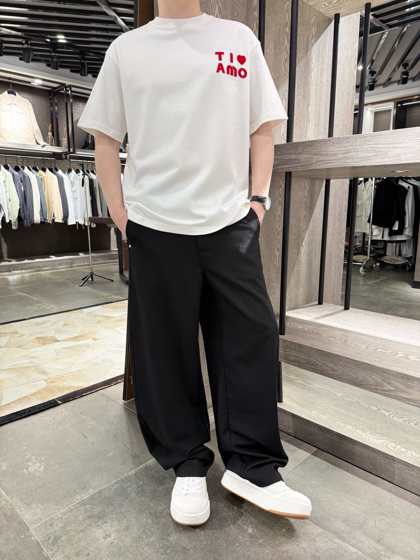 NO:483780,Ami-2025 summer hot fashion short-sleeved T-shirt, chest towel embroidery adds a sense of fashion. High-quality 260g pure cotton fabric, soft and skin-friendly, breathable and comfortable, high-quality texture, slightly wide-size style, suitable for a variety of styles, S-2XL (model 180/140 wears S, with Hong Kong Lane Crawford gift box packaging), T-shirt,tees, t-shirt,alexander wang19860909Ami-2025夏季爆款时尚短袖T恤,胸口毛巾绣花增添时尚感.高品质260g纯棉面料,柔软亲肤,透气舒适,质感上乘,微阔版型,适配多种风格,码数S-2XL(模特180/140穿S,配香港连卡佛礼盒包装）,,T-shirt,tees，t-shirt,alexander wang,Men's clothing