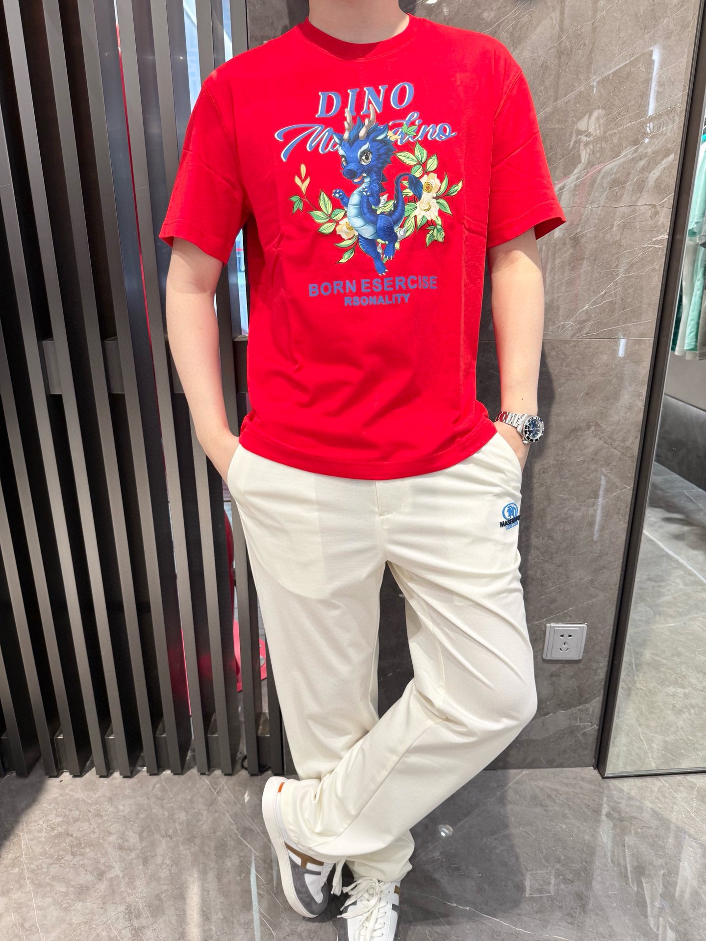 NO:483787,Dino luxury products - brand authentic 2025 latest round neck T-shirt shipment, hot-selling items in Europe and the United States!  Selected Italian imported brands to customize 100% European cotton fabrics!  The brand Xiaolongren digital printing on the chest is matched with the latest design to highlight fashion!  Number of codes 48-56 (model 180/140 wears 50, with Hong Kong Lane Crawford gift box packaging), tees, t-shirt, alexander wang19860909Dino奢品-品牌正品2025最新圆领T恤出货 欧美热销单品！精选意大利进口品牌定制百分百欧货棉面料！胸前的品牌小龙人数码印花搭配最新的设计,彰显时尚 ！码数48-56（模特180/140穿50,配香港连卡佛礼盒包装）,,tees，t-shirt,alexander wang,Men's clothing