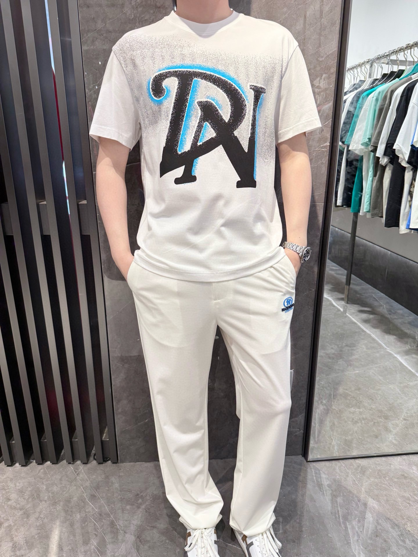 NO:483793,Dino luxury products - brand authentic 2025 latest round neck T-shirt shipment, hot-selling items in Europe and the United States!  Select 100% customized European cotton fabrics from Italian imported brands!  The brand logo on the chest is matched with the latest design to highlight fashion!  Number of codes 48-56 (model 180/140 wears 50, with Hong Kong Lane Crawford gift box packaging), tees, t-shirt, alexander wang19860909Dino奢品-品牌正品2025最新圆领T恤出货 欧美热销单品！精选意大利进口品牌百分百定制欧货棉面料！胸前的品牌标志数码印花搭配最新的设计,彰显时尚 ！码数48-56（模特180/140穿50,配香港连卡佛礼盒包装）,,tees，t-shirt,alexander wang,Men's clothing