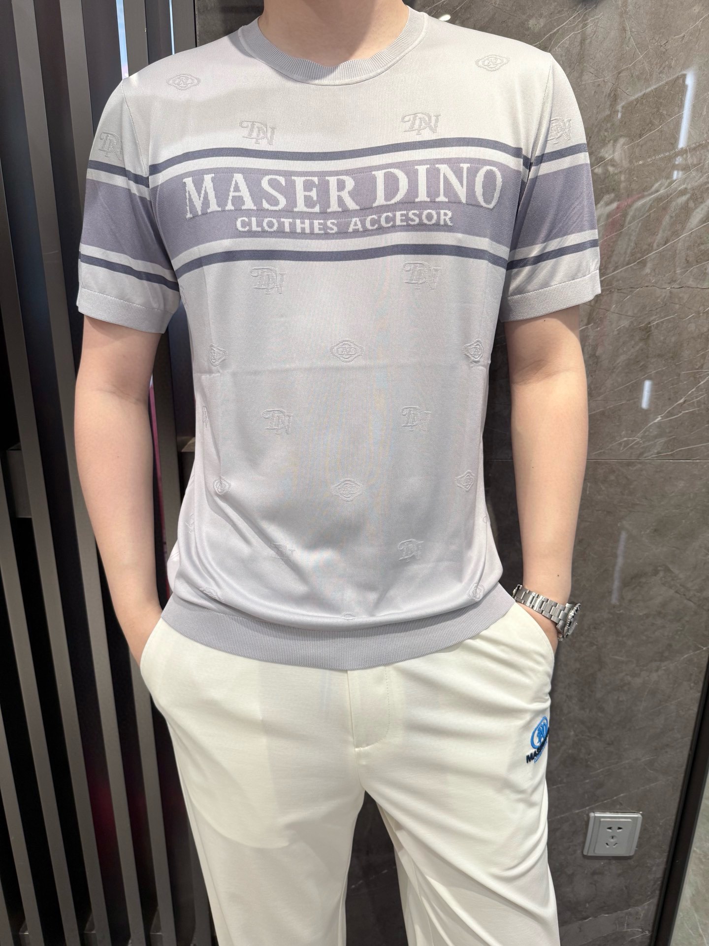 NO:483807,Dino luxury products - brand authentic 2025 latest round neck T-shirt shipment, hot-selling items in Europe and the United States!  Select 100% customized recycled fiber fabrics from Italian imported brands!  The brand logo on the chest is matched with the latest design to highlight fashion!  Number of codes 48-56 (model 180/140 wears 50, with Hong Kong Lane Crawford gift box packaging), tees, t-shirt, alexander wang19860909Dino奢品-品牌正品2025最新圆领T恤出货 欧美热销单品！精选意大利进口品牌百分百定制再生纤维面料！胸前的品牌标志搭配最新的设计,彰显时尚 ！码数48-56（模特180/140穿50,配香港连卡佛礼盒包装）,,tees，t-shirt,alexander wang,Men's clothing