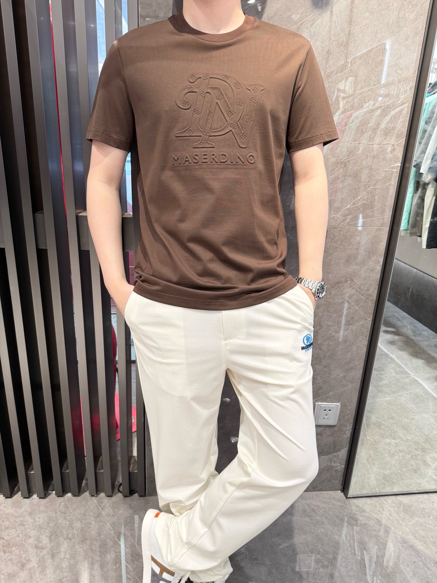 NO:483818,Dino luxury products - brand authentic 2025 latest round neck T-shirt shipment, hot-selling items in Europe and the United States!  Selected Italian imported brands to customize 100% European cotton fabrics!  The brand logo on the chest is matched with the latest design to highlight fashion!  Number of codes 48-56 (model 180/140 wears 50, with Hong Kong Lane Crawford gift box packaging), tees, t-shirt, alexander wang19860909Dino奢品-品牌正品2025最新圆领T恤出货 欧美热销单品！精选意大利进口品牌定制百分百欧货棉面料！胸前的品牌标志搭配最新的设计,彰显时尚 ！码数48-56（模特180/140穿50,配香港连卡佛礼盒包装）,,tees，t-shirt,alexander wang,Men's clothing