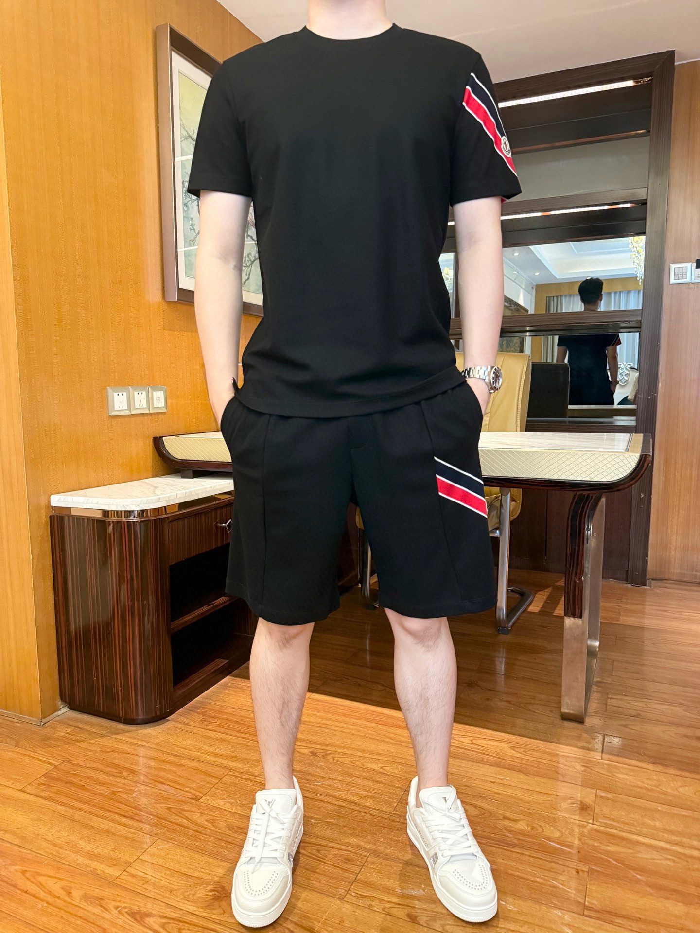 NO:483761,Bangu - 2025 latest hot-selling sets are shipped, and European and American hot-selling items!  Selected Italian imported fine cotton fabrics with simple designs, and the webbing design on the cuffs highlights fashion. You cannot miss it. Size 48-56 (model 180/140 wears 50, with Hong Kong Lane Crawford gift box packaging), Moncler, alexander wang19860909蒙口-2025最新爆款套装出货 欧美热销单品！精选意大利进口精棉面料搭配简约的设计,袖口的织带设计彰显时尚 您不容错过.尺码48-56（模特180/140穿50,配香港连卡佛礼盒包装）,,Moncler,alexander wang,Men's clothing