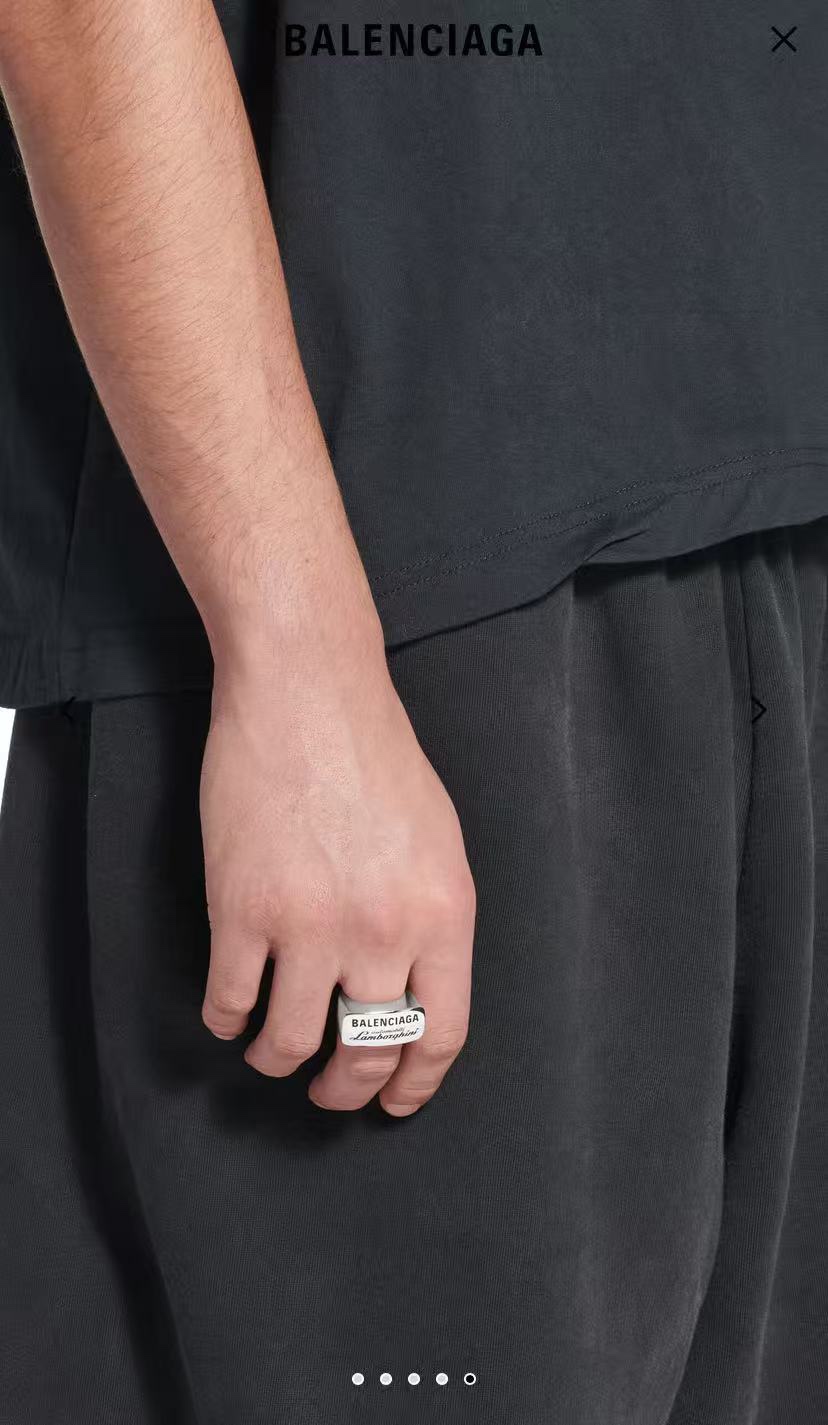 【】 新款 巴黎世家 Balenciaga 戒指  简单大方 大牌金质感饱满 ，搭配衣服超好看 ！ 
码