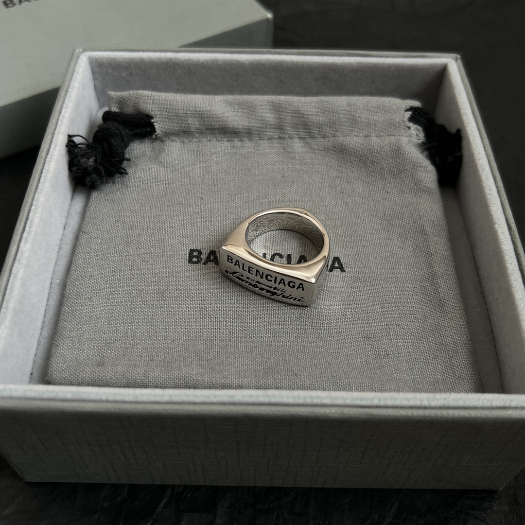 【】 新款 巴黎世家 Balenciaga 戒指  简单大方 大牌金质感饱满 ，搭配衣服超好看 ！ 
码