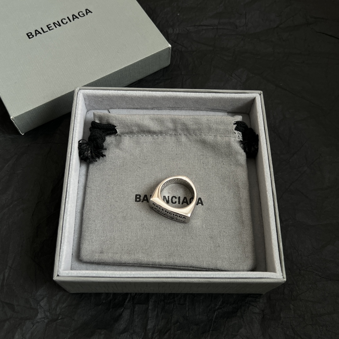 【】 新款 巴黎世家 Balenciaga 戒指  简单大方 大牌金质感饱满 ，搭配衣服超好看 ！ 
码