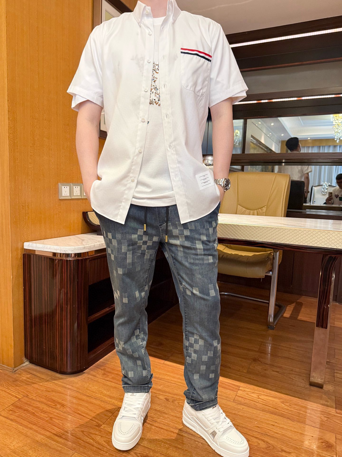 NO:483782,TB-2025 latest (original) shirt shipment, hot-selling items in New York!  Selected custom-made cotton fabrics imported from Italy and matched with classic designs. Customized webbing on the chest is quite fashionable. The upper body effect is excellent. Size 1-4 (model 180/140 wears 2 sizes, with Hong Kong Lane Crawford gift box packaging),,alexander wang19860909TB-2025最新（原标）衬衣出货 纽约热销单品！精选意大利进口定制精棉面料搭配经典的设计,胸口的定制织带相当彰显时尚 上身效果超赞.尺码1-4码（模特180/140穿2码,配香港连卡佛礼盒包装）,,alexander wang,Men's clothing