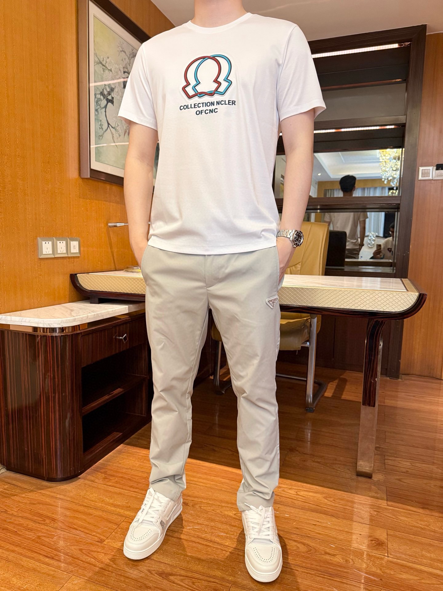 NO:483808,The latest hot T-shirts in the counter in 2025 are shipped, and the most popular items in European and American counters are sold!  Selected Italian imported fine cotton fabrics with the latest design, the brand logo on the chest shows fashion, and the upper body effect can be seen. The number of codes is 48-56 (model 180/140 wears 50, with Hong Kong Lane Crawford gift box packaging), Moncler,tees, t-shirt,alexander wang19860909蒙口-2025专柜最新爆款T恤出货 欧美专柜热销单品！精选意大利进口精棉面料搭配最新的设计,胸前的品牌标志彰显时尚 上身效果看得见.码数48-56（模特180/140穿50,配香港连卡佛礼盒包装）,,Moncler,tees，t-shirt,alexander wang,Men's clothing