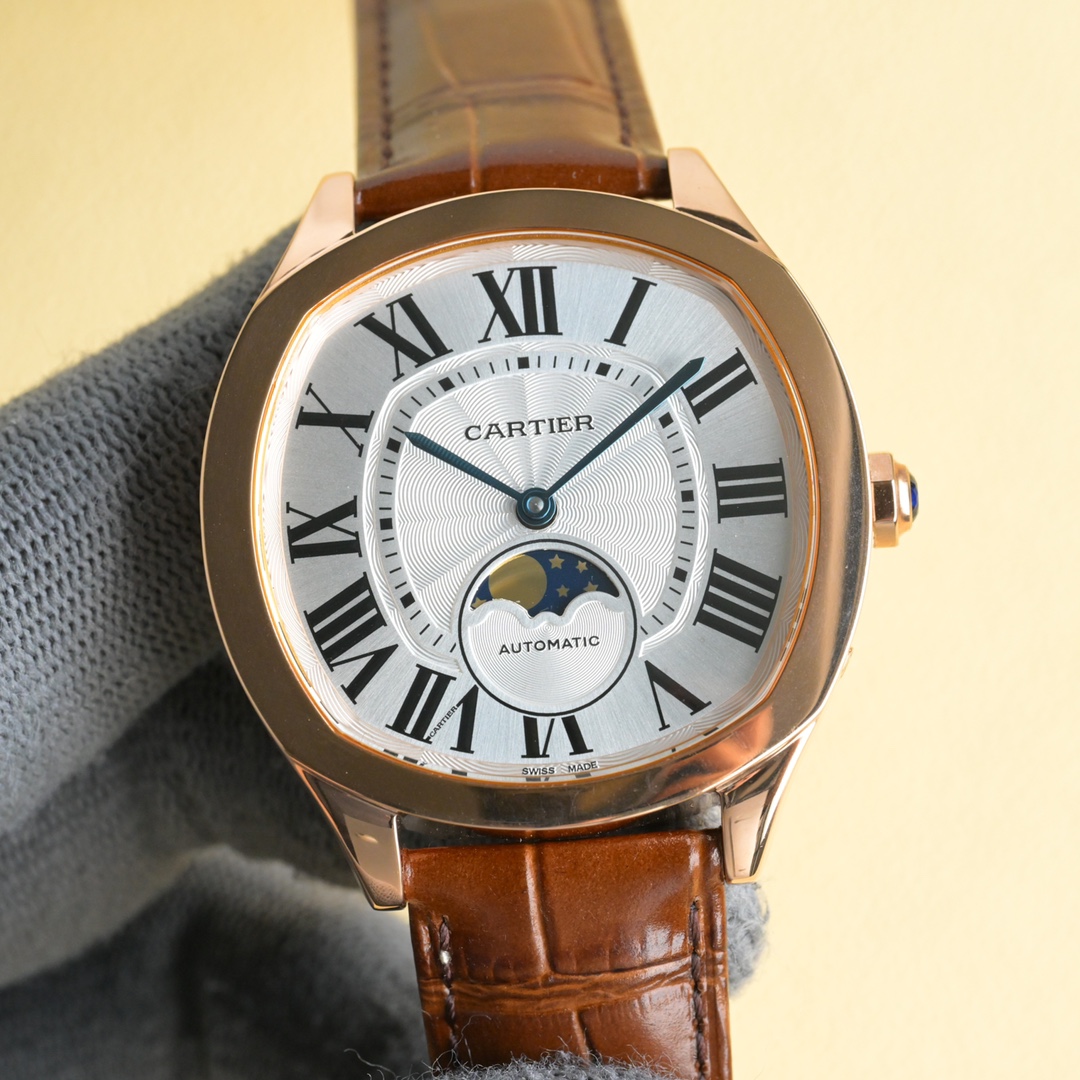 NO:339600,White and gold Cartier Drive de Cartier series watches. The elegant and solemn pillow-shaped design and neat and elegant line layout show the masculine charm of men. [Case] ​​The watch data is 40mmX41mmX12mm, the unique pillow-shaped case is first-class, and the bright and full curved lines of sapphire glass are replicated in place. We strive for excellence to restore the most closest experience to the original version for watch friends. [Technical breakthrough] The original Cal.1904-PS MC movement, automatic trolley and large and small plywood are rhodium-plated. The balance wheel position matches the original product, and the simulation is close to the counter. [Excellent details] 1. The original mold is exclusively purchased in the market 2. The quenched and roasted blue pointer is full and three-dimensional. 3. The classic button lock pattern of the dial is delicate and coordinated.  4.12 Roman logos are printed with superimposed printing, with round and neat effects. They are calm and restrained and exquisite in craftsmanship, adding a unique atmosphere to your wrist.,, cartier, cartier19860909白 金 卡地亚Drive de Cartier系列腕表.以典雅肃穆的枕形设计搭配利落大方的线条布局,尽显男儿阳刚不屈的魅力.【表壳】腕表数据40mmX41mmX12mm,独特的枕形表壳做工一流,蓝宝石玻璃明朗饱满的弧形线条复刻到位.精益求精,为广大表友还原最接近原版的体验.【技术突破】原厂Cal.1904-PS MC机芯,自动陀和大小夹板均有做镀铑处理,摆轮的位置与正品吻合,仿真度直逼专柜.【精彩细节】1.市场独家购入原装开模 2.淬火烤蓝指针饱满立体 3.表盘的经典钮锁饰纹细腻协调 4.12只罗马标识采用叠加印刷,效果圆润工整.沉稳内敛,工艺精湛,为您的腕间增添一份别致的气息.,,cartier,cartier,Watch