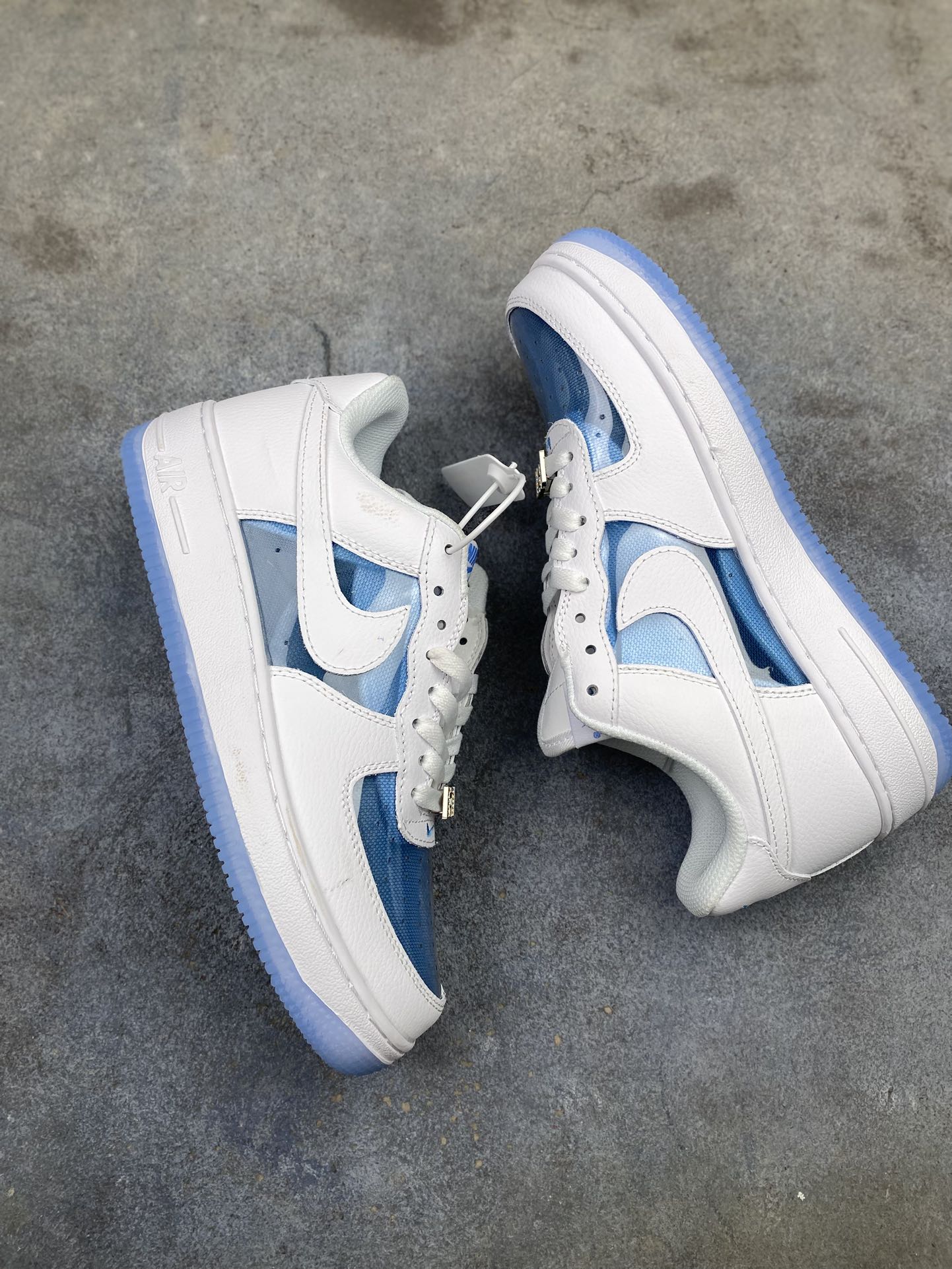 💰180 支持放店
  Nike Air Force 1 Low 灰深蓝生胶 空军一号低帮百搭休闲运动板鞋。柔软、弹性十足的缓震性能和出色的中底设计，横跨复古与现代的外型结合，造就出风靡全球三十多年的Force 1，直到今天还深受青睐。
货号：IB6388-003
SIZE：36 36.5 37.5 38 38.5 39 40 40.5 41 42 42.5 43 44 44.5 45j6