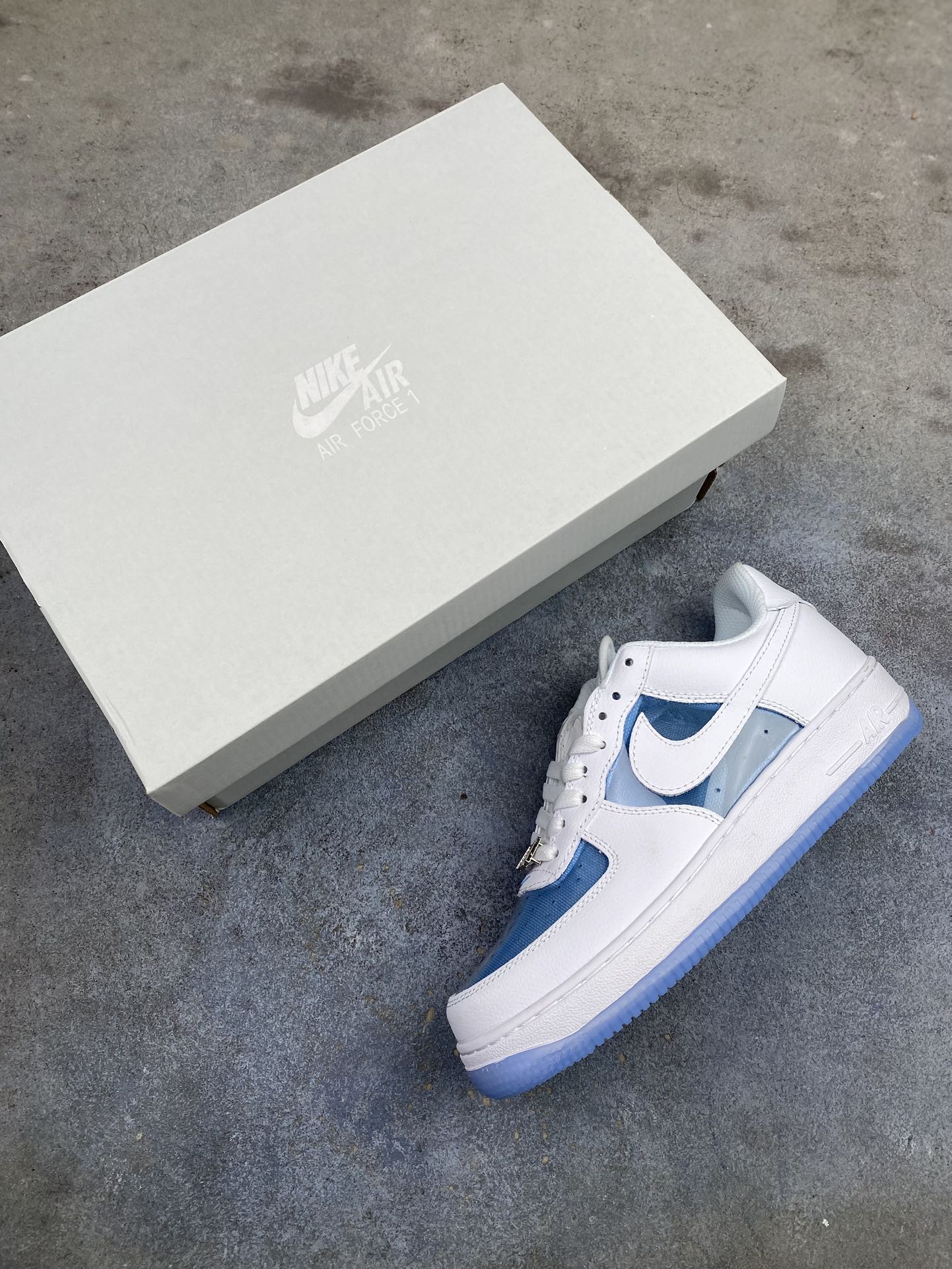 💰180 支持放店
  Nike Air Force 1 Low 灰深蓝生胶 空军一号低帮百搭休闲运动板鞋。柔软、弹性十足的缓震性能和出色的中底设计，横跨复古与现代的外型结合，造就出风靡全球三十多年的Force 1，直到今天还深受青睐。
货号：IB6388-003
SIZE：36 36.5 37.5 38 38.5 39 40 40.5 41 42 42.5 43 44 44.5 45j6