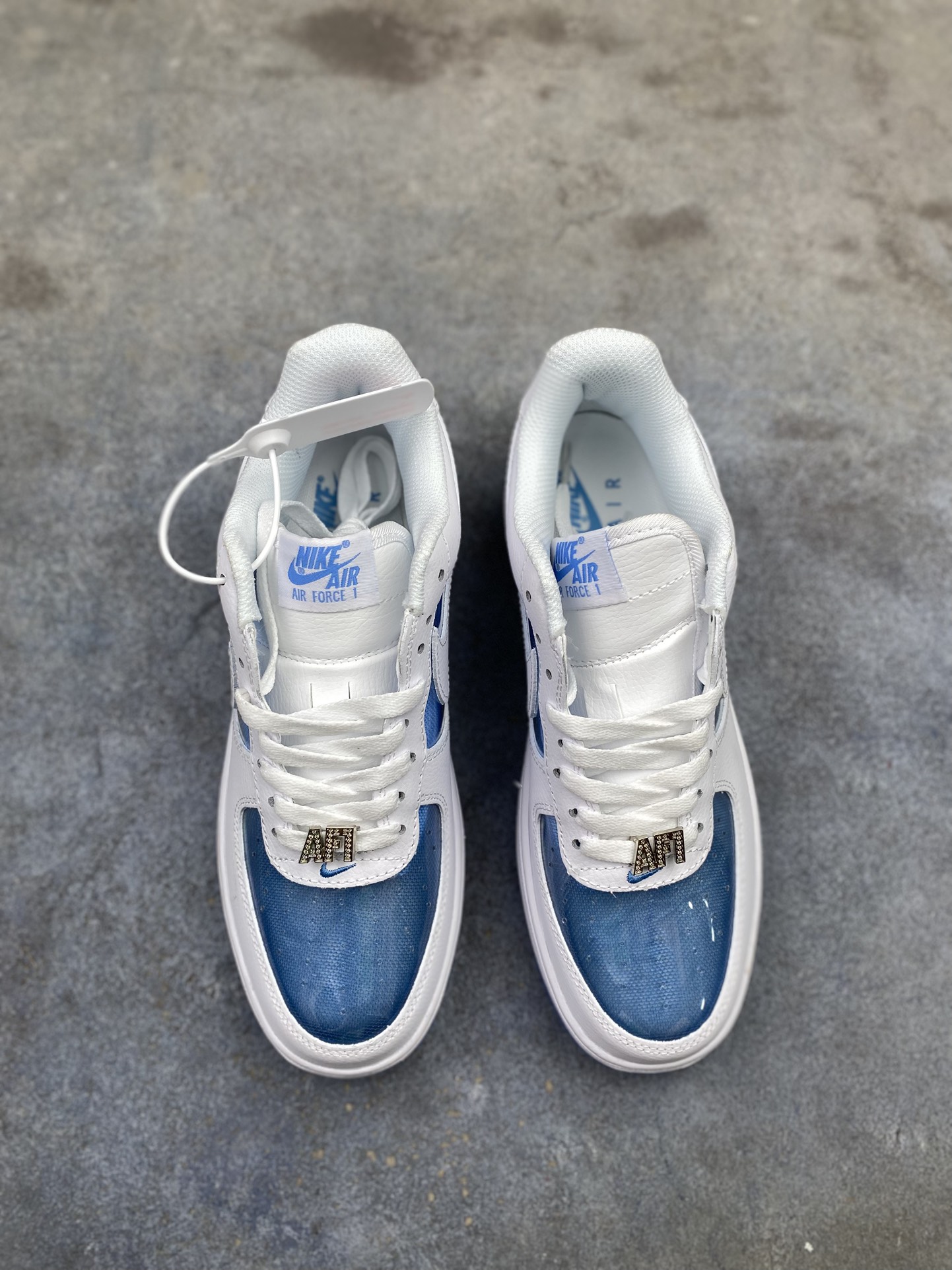 💰180 支持放店
  Nike Air Force 1 Low 灰深蓝生胶 空军一号低帮百搭休闲运动板鞋。柔软、弹性十足的缓震性能和出色的中底设计，横跨复古与现代的外型结合，造就出风靡全球三十多年的Force 1，直到今天还深受青睐。
货号：IB6388-003
SIZE：36 36.5 37.5 38 38.5 39 40 40.5 41 42 42.5 43 44 44.5 45j6