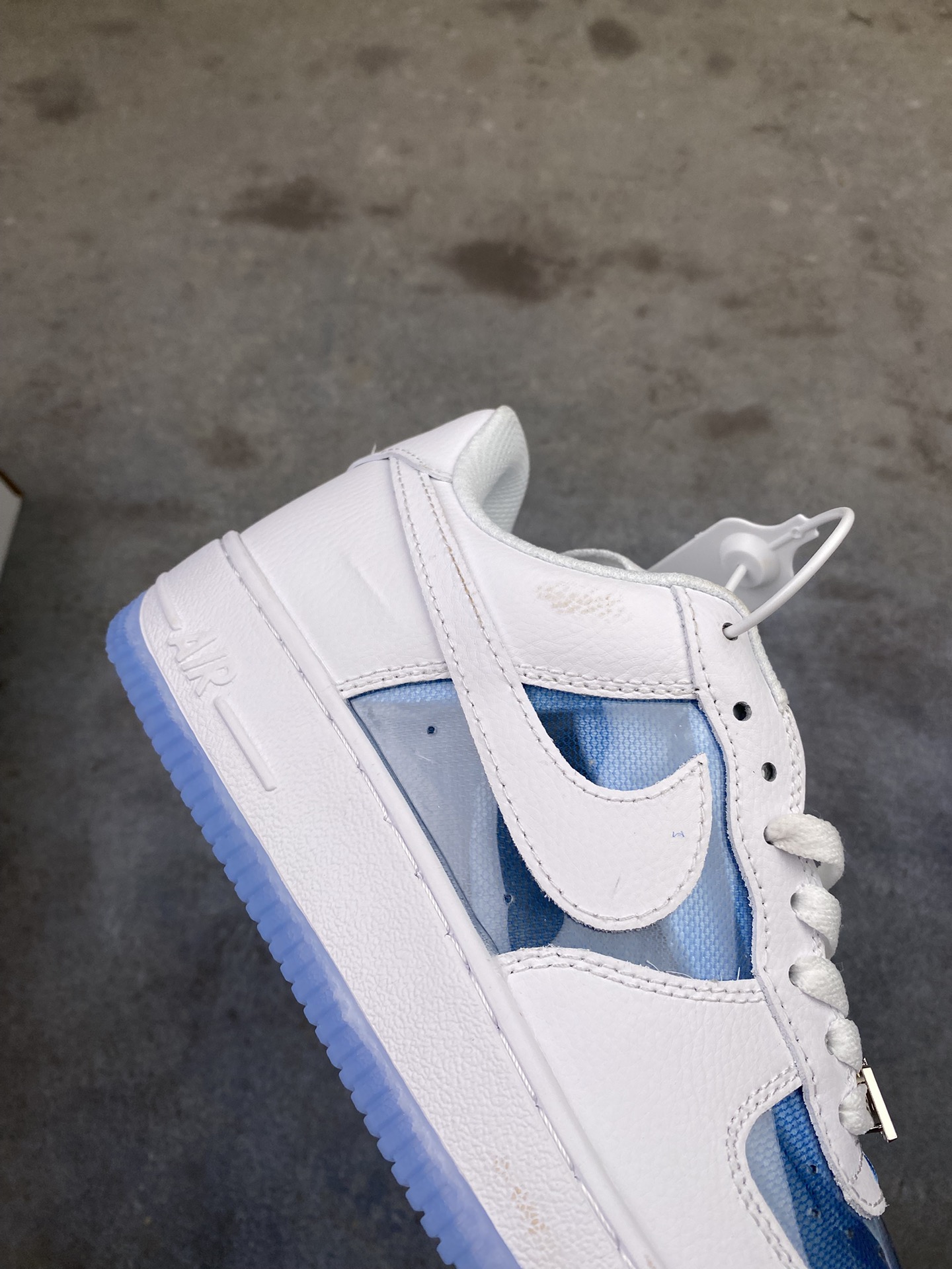 💰180 支持放店
  Nike Air Force 1 Low 灰深蓝生胶 空军一号低帮百搭休闲运动板鞋。柔软、弹性十足的缓震性能和出色的中底设计，横跨复古与现代的外型结合，造就出风靡全球三十多年的Force 1，直到今天还深受青睐。
货号：IB6388-003
SIZE：36 36.5 37.5 38 38.5 39 40 40.5 41 42 42.5 43 44 44.5 45j6