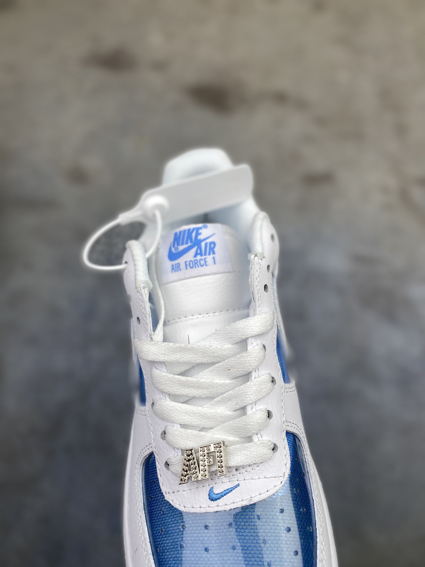 💰180 支持放店
  Nike Air Force 1 Low 灰深蓝生胶 空军一号低帮百搭休闲运动板鞋。柔软、弹性十足的缓震性能和出色的中底设计，横跨复古与现代的外型结合，造就出风靡全球三十多年的Force 1，直到今天还深受青睐。
货号：IB6388-003
SIZE：36 36.5 37.5 38 38.5 39 40 40.5 41 42 42.5 43 44 44.5 45j6