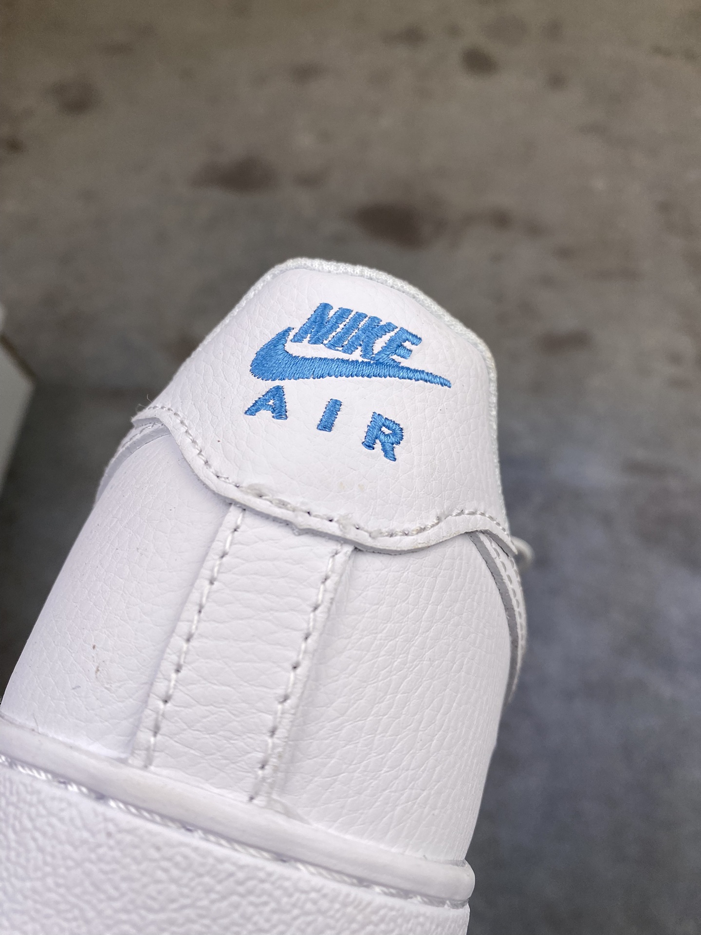 💰180 支持放店
  Nike Air Force 1 Low 灰深蓝生胶 空军一号低帮百搭休闲运动板鞋。柔软、弹性十足的缓震性能和出色的中底设计，横跨复古与现代的外型结合，造就出风靡全球三十多年的Force 1，直到今天还深受青睐。
货号：IB6388-003
SIZE：36 36.5 37.5 38 38.5 39 40 40.5 41 42 42.5 43 44 44.5 45j6