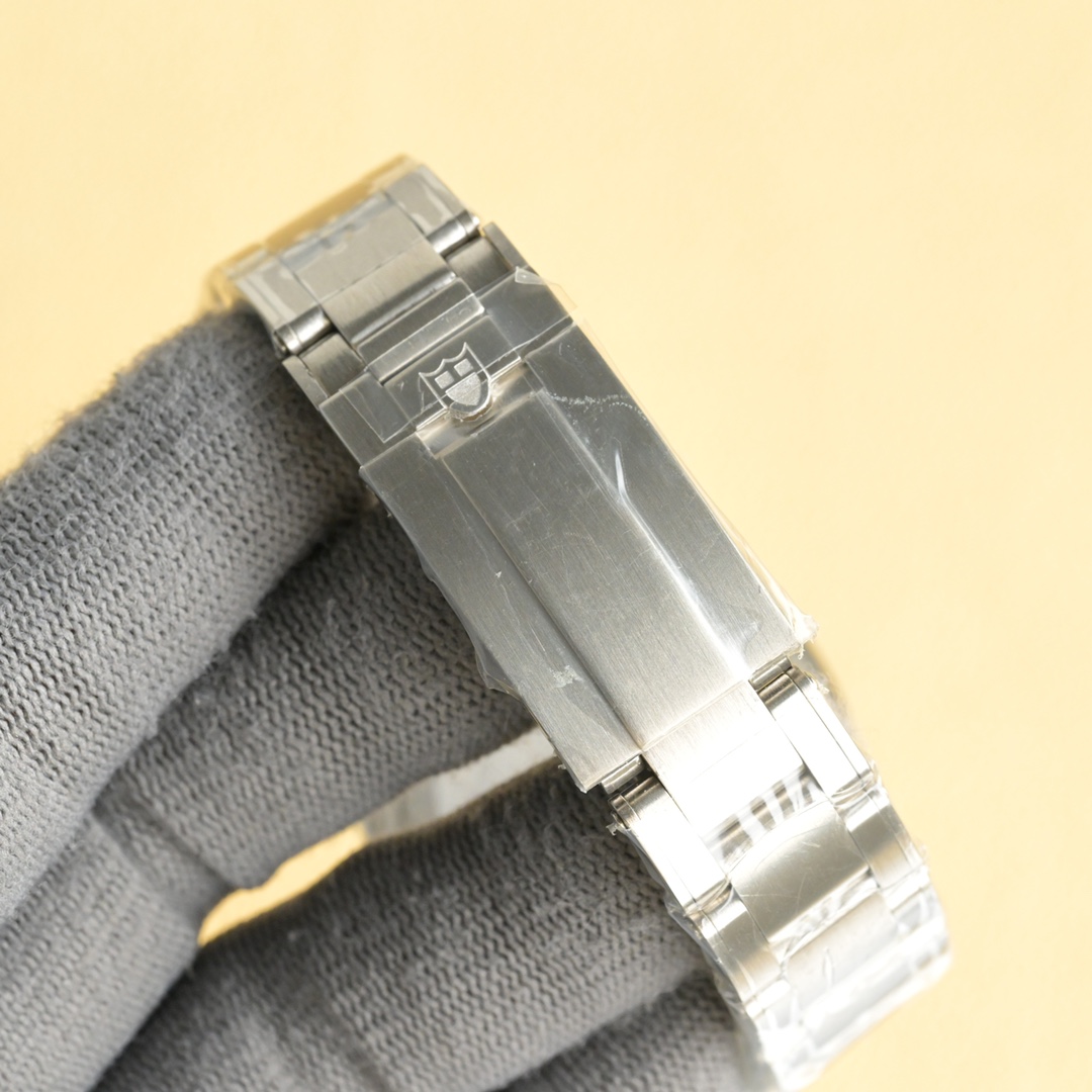 “White Gold Tudor Bay Watch: New Monochrome Design and Swiss 2824 Core Upgrade” - 图片 9