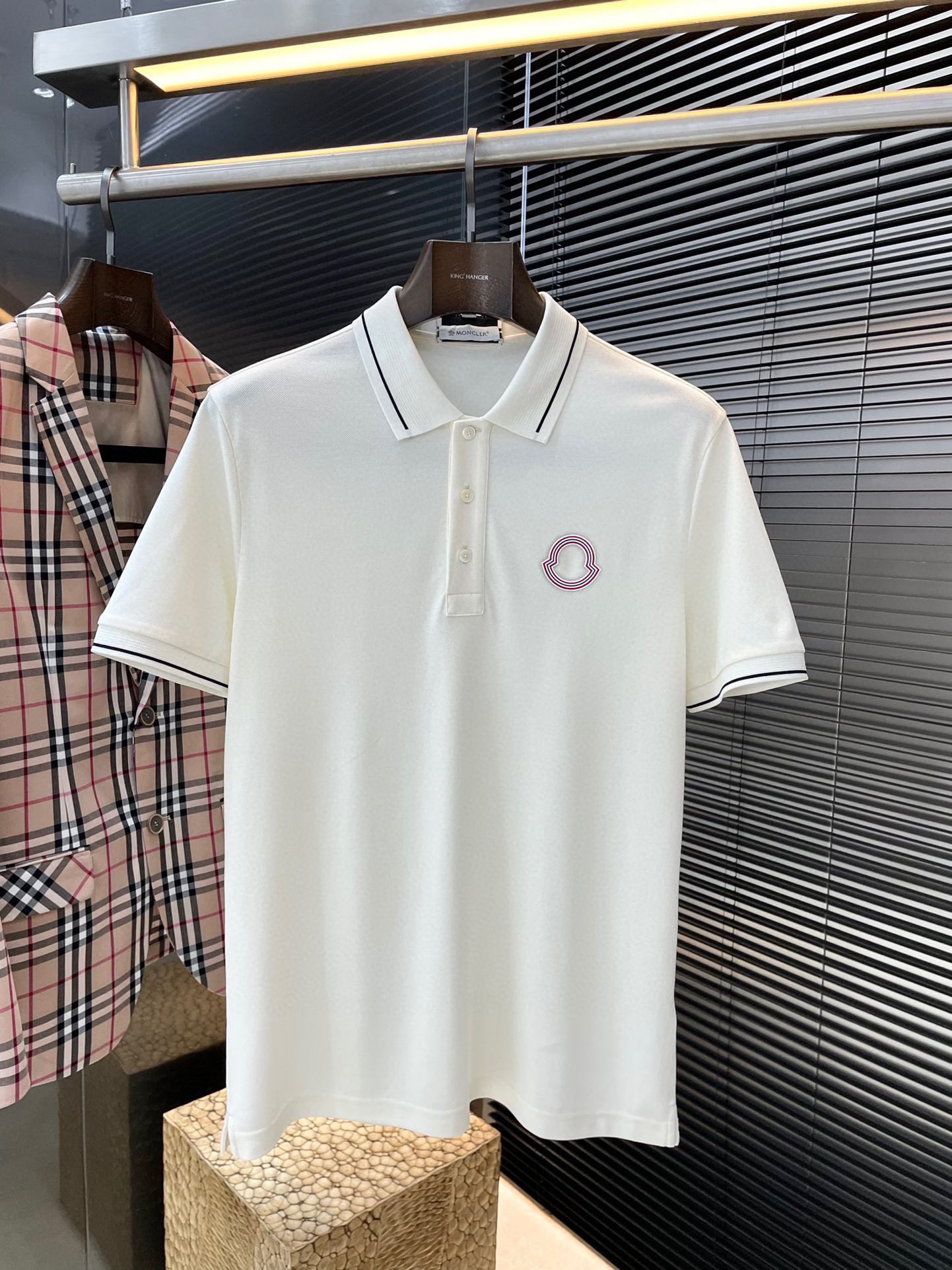 NO:484823,P Moncher- (blind) The latest POLO short-sleeved spring and summer 2025 uses the latest mulberry silk cotton fabric, which is resistant to washing and not easy to fade. It has soft touch and soft and comfortable ingredients. Classic design style. Special customization. Simple cutting and splicing reflects the extraordinary craftsmanship of workers and is full of high-end and fashionable!  The style is quite good at casual and versatile. Size M-3XL, Moncler, T-shirt, alexander wang19860909P  Moncher-（蒙口） 2025春夏最新款POLO短袖,采用最新桑蚕丝棉面料,耐水洗不易掉色,手感柔软、成分柔软舒适 经典设计风格 特殊定制 简单的裁剪方式拼接,体现出工人不凡的工艺,高端时尚感十足！版型相当赞休闲百搭款.尺码 M-3XL,,Moncler,T-shirt,alexander wang,Men's clothing