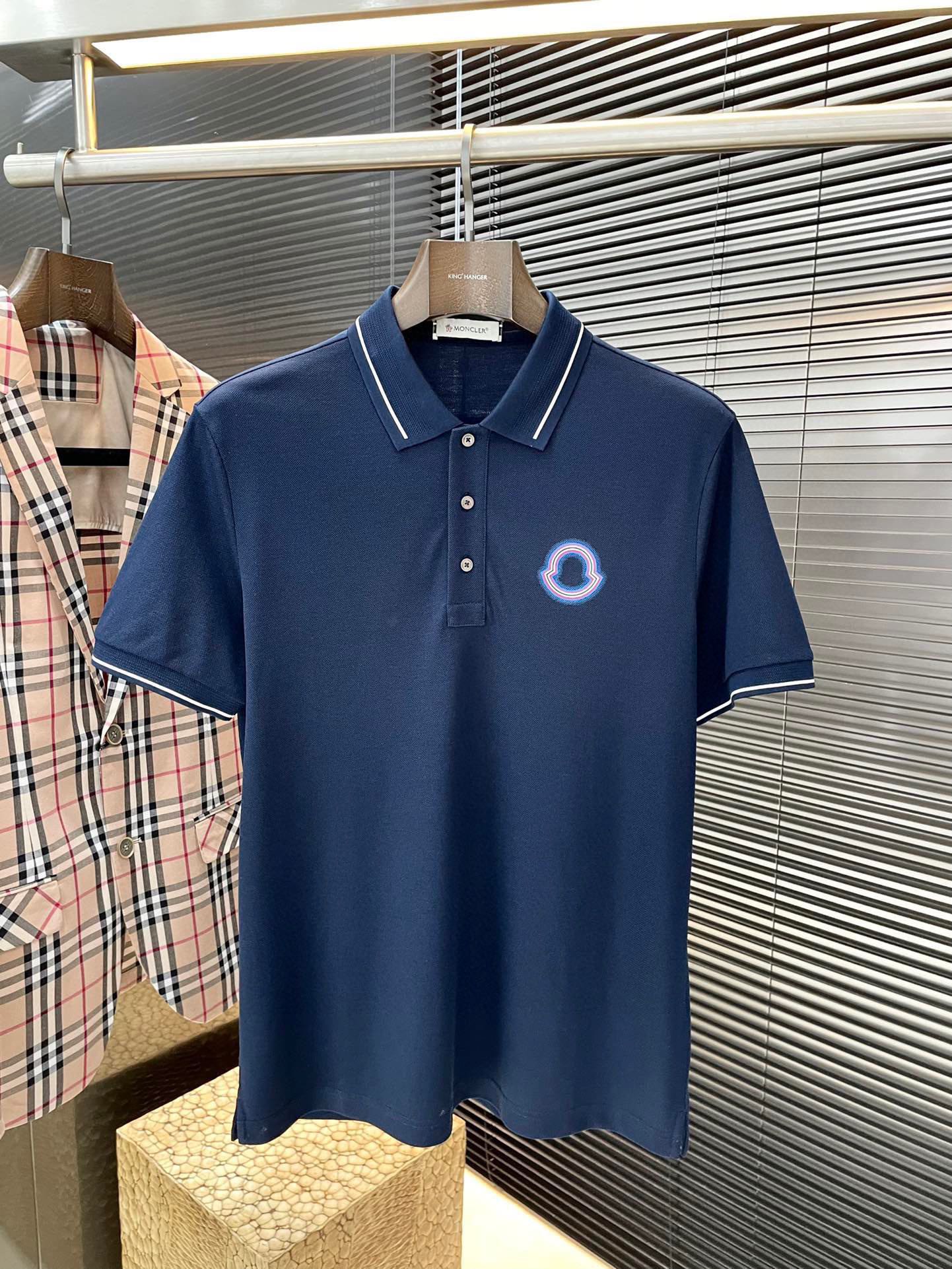 NO:509207,P Moncher- (blind) The latest POLO short-sleeved spring and summer 2025 uses the latest mulberry silk cotton fabric, which is resistant to washing and not easy to fade. It has soft touch and soft and comfortable ingredients. Classic design style. Special customization. Simple cutting and splicing reflects the extraordinary craftsmanship of workers and is full of high-end and fashionable!  The style is quite good at casual and versatile. Size M-3XL, Moncler, T-shirt, alexander wang19860909P  Moncher-（蒙口） 2025春夏最新款POLO短袖,采用最新桑蚕丝棉面料,耐水洗不易掉色,手感柔软、成分柔软舒适 经典设计风格 特殊定制 简单的裁剪方式拼接,体现出工人不凡的工艺,高端时尚感十足！版型相当赞休闲百搭款.尺码 M-3XL,,Moncler,T-shirt,alexander wang,Men's clothing