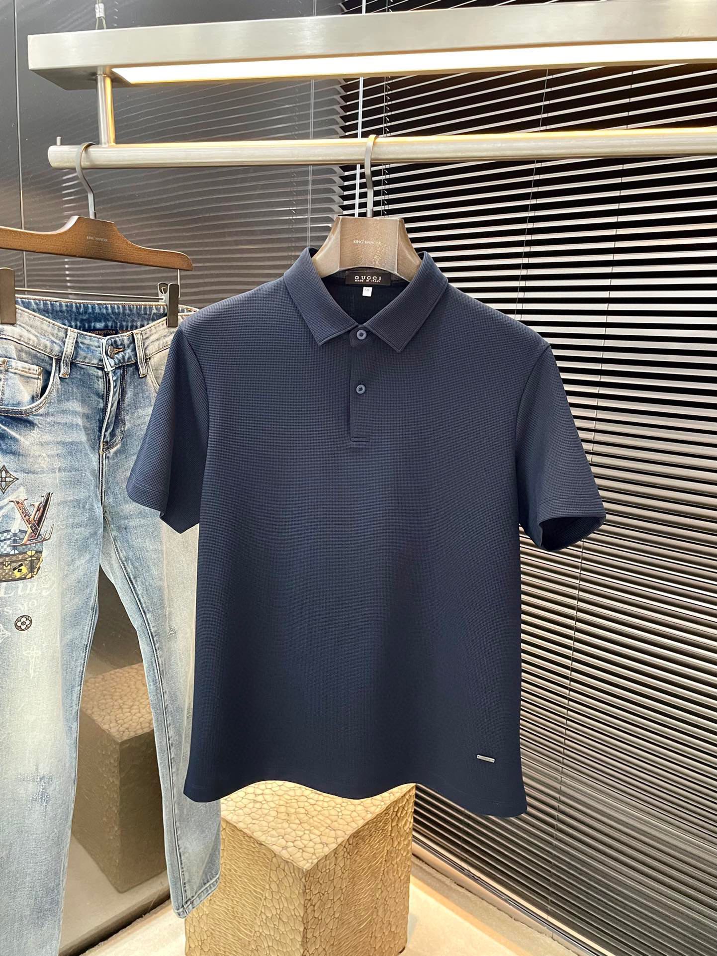 NO:509209,P Gucci (Gucci) has the latest POLO short-sleeved spring and summer 2025, using the latest mulberry silk fabric, which is resistant to washing and not easy to fade, has a soft feel and soft and comfortable composition. Classic design style, special customization, simple cutting method, reflecting the extraordinary craftsmanship of workers, full of high-end fashion sense!  The style is quite good and casual and versatile. Size M-3XL is shipped the next day, gucci, gucci, T-shirt, alexander wang19860909P  Gucci（古驰）2025年春夏最新款POLO短袖,采用最新桑蚕丝面料,耐水洗不易掉色,手感柔软、成分柔软舒适 经典设计风格 特殊定制 简单的裁剪方式拼接,体现出工人不凡的工艺,高端时尚感十足！版型相当赞休闲百搭款.尺码 M-3XL 隔天出货,,gucci,gucci,T-shirt,alexander wang,Men's clothing