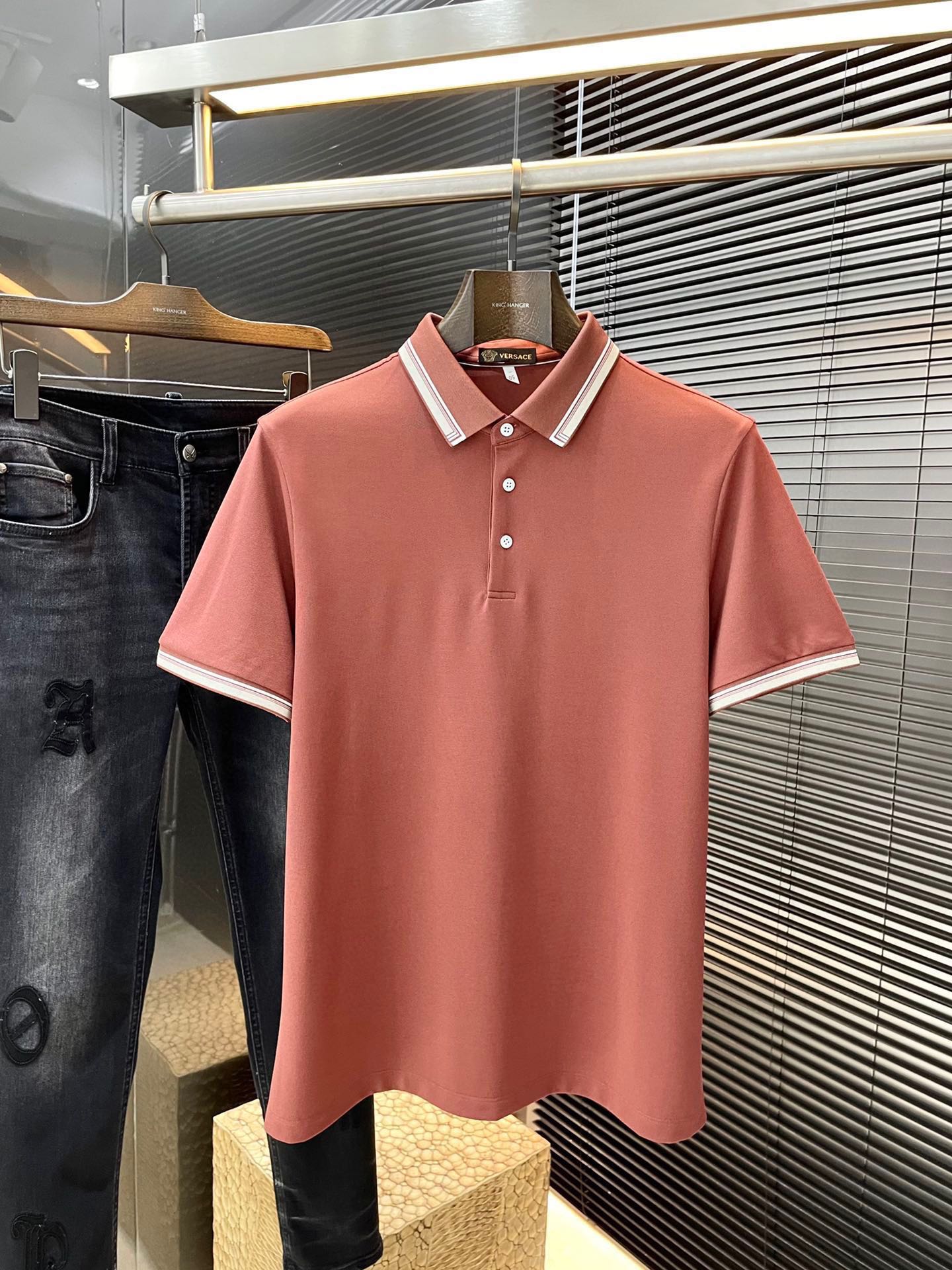 NO:509211,P Versace- (Versace) The latest POLO short-sleeved sleeves in spring and summer 2025, using the latest polyester fiber mulberry silk fabric, which is resistant to washing and not easy to fade. It has soft touch and soft and comfortable ingredients. Classic design style. Special customization. Simple cutting and splicing reflects the extraordinary craftsmanship of workers and is full of high-end fashion!  The style is quite good and casual and versatile. Size 48-58 Shipping the next day, versace, versace, T-shirt, alexander wang19860909P  Versace-（范思哲）2025春夏最新款POLO短袖,采用最新聚脂纤维桑蚕丝面料,耐水洗不易掉色,手感柔软、成分柔软舒适 经典设计风格 特殊定制 简单的裁剪方式拼接,体现出工人不凡的工艺,高端时尚感十足！版型相当赞休闲百搭款.尺码 48-58 隔天出货,,versace,versace,T-shirt,alexander wang,Men's clothing