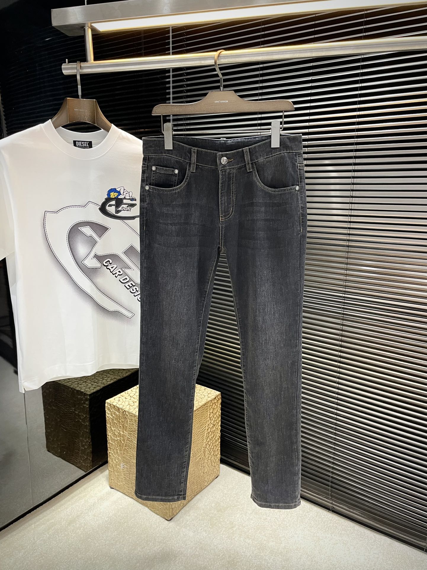 NO:509213,P Cavalli- (Cavalli) 2025 spring and summer new jeans imported from Italian haute couture denim fabrics fashionable and casual regular style Micro-stretch fabrics The fabric is comfortable and soft, breaking through the feel of conventional denim fabrics, not stuffy and excellent comfort. It is free and versatile, and it does not deform for a long time. The upper body effect is excellent. The elegant and elegant tailoring, the design is constantly innovating, but it always maintains a noble and elegant style and taste. The charm of fashion. The small straight fit of the style is fashionable. The counter number is 30-36,,jeans,alexander wang19860909P  Cavalli-（卡瓦利）2025春夏季新款牛仔裤 进口意大利高定牛仔面料 时尚休闲 常规版型 微弹力面料 面料舒适柔软,突破常规牛仔的面料手感,不闷热,舒适感极佳.随意百搭 久洗不变形 上身效果极佳.大方优雅的剪裁,设计不断创新却始终保持着高贵优雅的风格和品位 演绎时尚魅惑 版型小直筒 时尚佳品 专柜码数 30-36,,jeans,alexander wang,Men's clothing