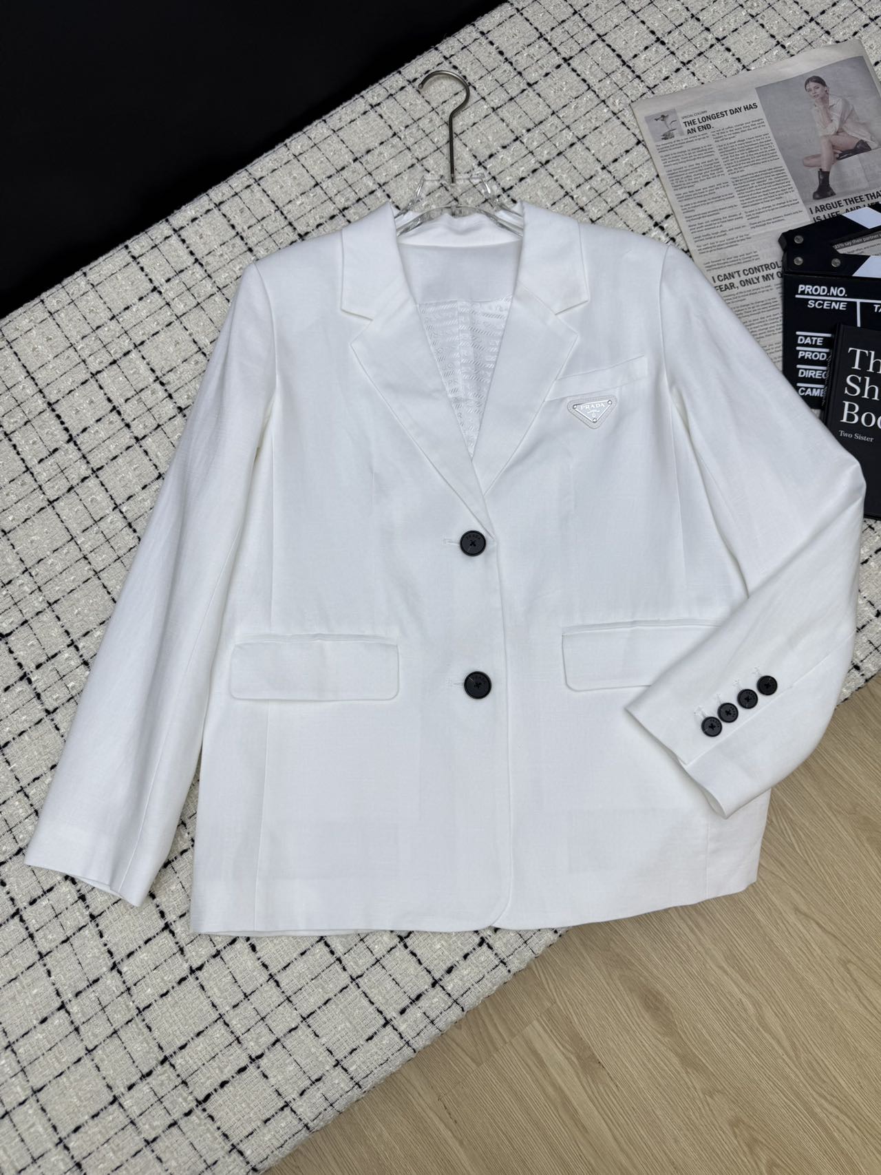 NO:459639,25ss new style, triangle decorative suit jacket, high-end and stylish, suitable for daily life or commuting, a more casual suit, relatively simple, can be worn for every occasion, customized jacquard, very detailed, texture online, one-color SML,, jackets & coats, business suit, alexander wang1986090925ss新款 三角标装饰西装外套 高级感又有型 不管是日常或者通勤都适合 比较休闲感的西装 比较简约 基本各个场合都可以穿 定制提花里面 很有细节感 质感在线 一色SML,,jackets & coats,business suit,alexander wang,Women's clothing