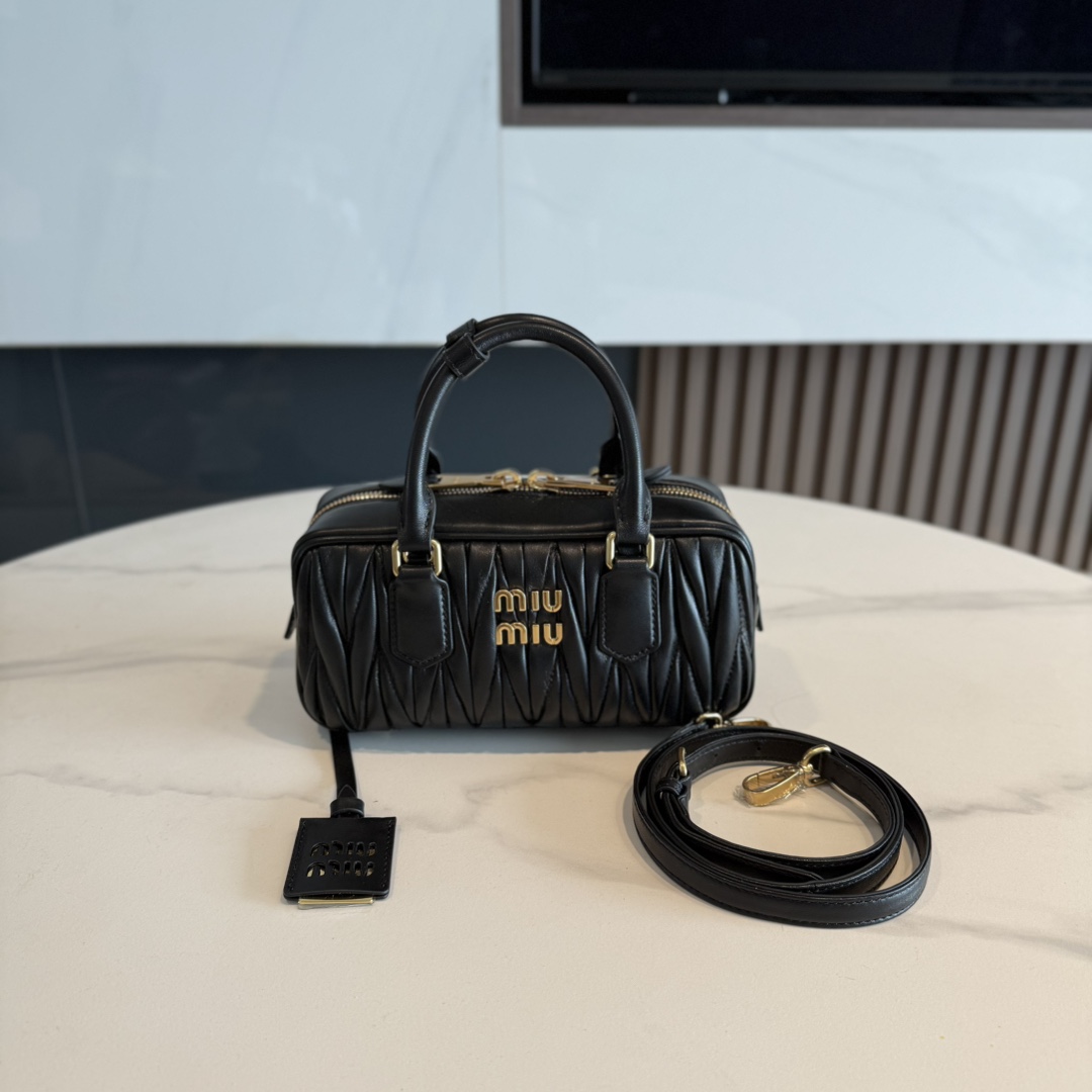P740 miumi* bolso cuadrado pequeño de cuero de oveja con textura vintage | El diseño limpio y ordenado resalta la funci…