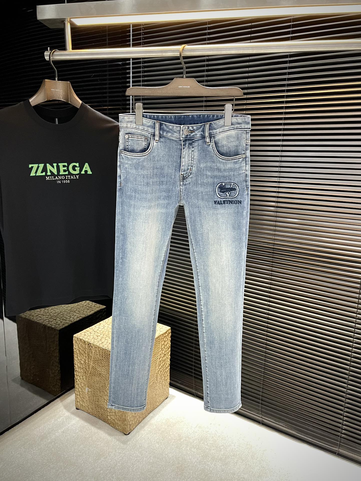 NO:509215,P VLTN- (Valentino) 2025 spring and summer new jeans imported from Italian haute couture denim fabrics fashionable and casual regular style Micro-stretch fabrics The fabric is comfortable and soft, breaking through the feel of conventional denim fabrics, not stuffy, and excellent comfort. It is free and versatile, and it does not deform for a long time. The upper body effect is excellent. The elegant and elegant tailoring, the design is constantly innovating, but it always maintains noble and elegant style and taste. The charm of fashion. The style is small straight, and the fashion products. Counter codes 30-36,,valentino,jeans,alexander wang19860909P  VLTN-（华伦天奴）2025春夏季新款牛仔裤 进口意大利高定牛仔面料 时尚休闲 常规版型 微弹力面料 面料舒适柔软,突破常规牛仔的面料手感,不闷热,舒适感极佳.随意百搭 久洗不变形 上身效果极佳.大方优雅的剪裁,设计不断创新却始终保持着高贵优雅的风格和品位 演绎时尚魅惑 版型小直筒 时尚佳品 专柜码数 30-36,,valentino,jeans,alexander wang,Men's clothing