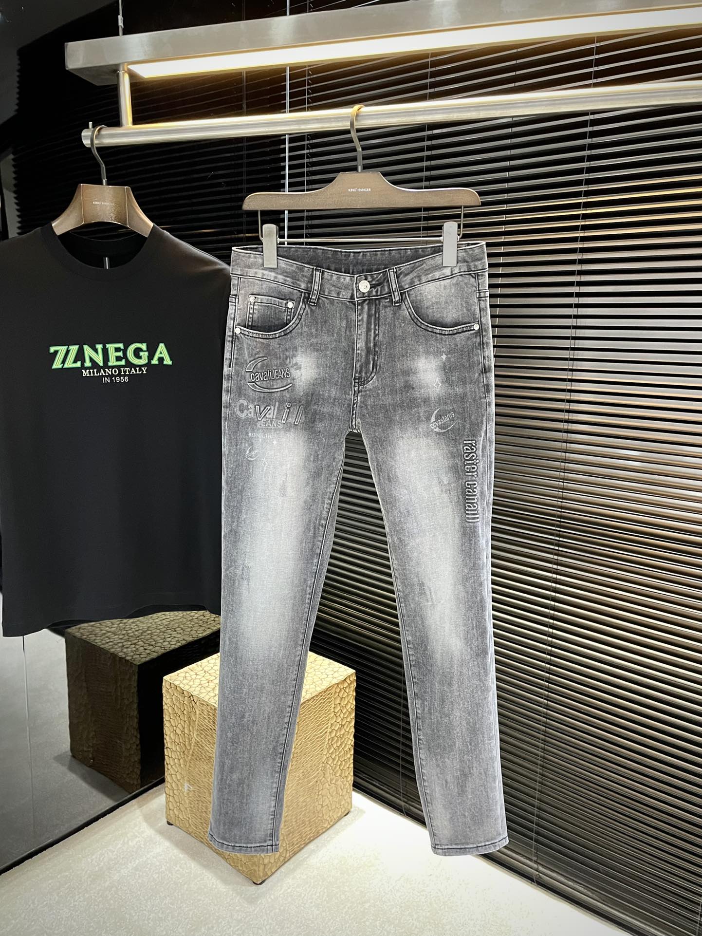 NO:509217,P Cavalli- (Cavalli) 2025 spring and summer new jeans imported from Italian haute couture denim fabrics fashionable and casual regular style Micro-stretch fabrics The fabric is comfortable and soft, breaking through the feel of conventional denim fabrics, not stuffy and excellent comfort. It is free and versatile, long-lasting and undeformed. The upper body effect is excellent. The elegant and elegant tailoring, the design is constantly innovating, but always maintaining noble and elegant style and taste. The charm of fashion. The small straight fit of the style is fashionable. The counter number is 30-36,,jeans,alexander wang19860909P  Cavalli-（卡瓦利）2025春夏季新款牛仔裤 进口意大利高定牛仔面料 时尚休闲 常规版型 微弹力面料 面料舒适柔软,突破常规牛仔的面料手感,不闷热,舒适感极佳.随意百搭 久洗不变形 上身效果极佳.大方优雅的剪裁,设计不断创新却始终保持着高贵优雅的风格和品位 演绎时尚魅惑 版型小直筒 时尚佳品 专柜码数 30-36,,jeans,alexander wang,Men's clothing