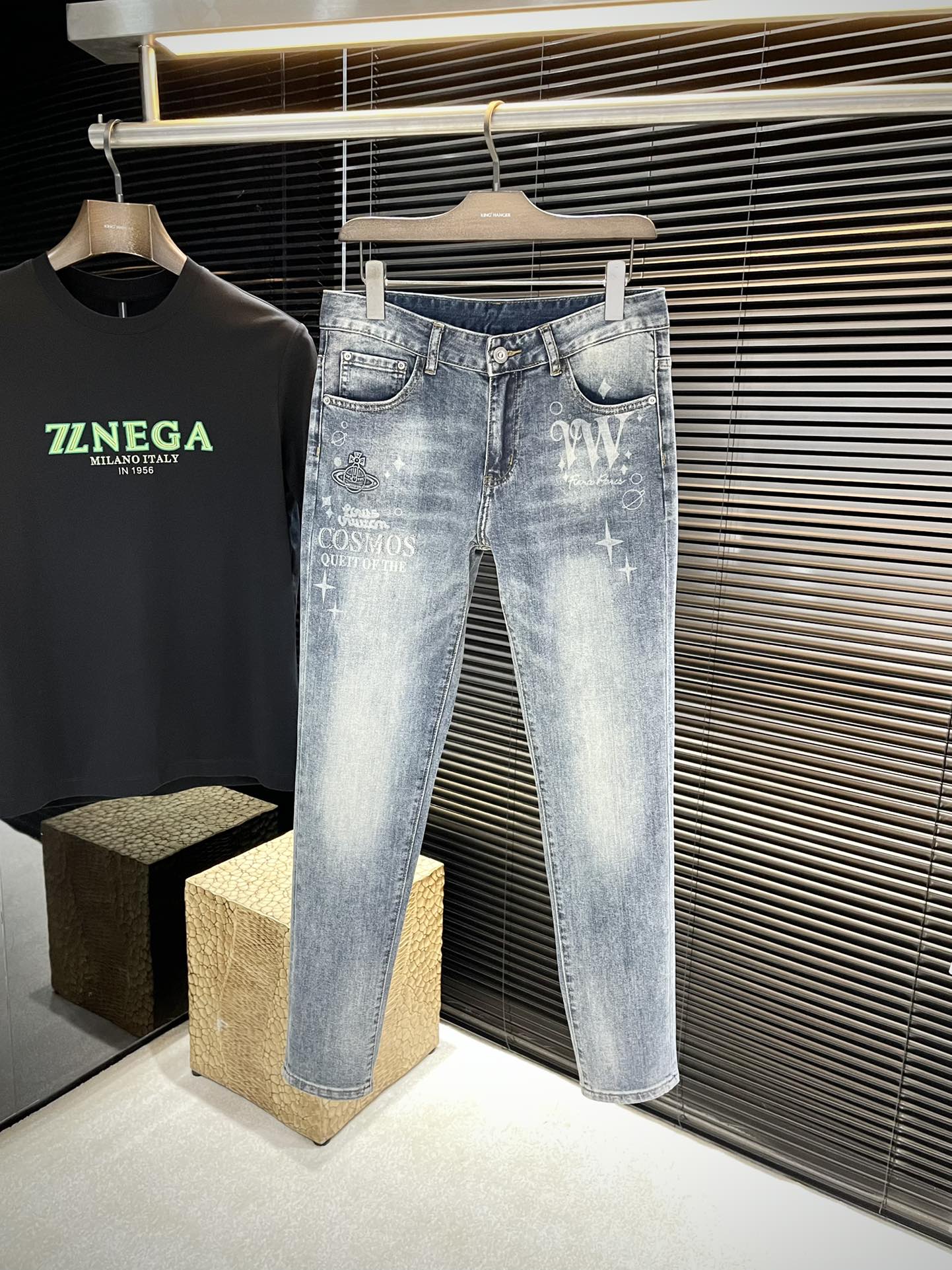 NO:509219,P vivienne west wood (Queen Mother, Vivienne) 2025 spring and summer new jeans imported from Italian haute couture denim fabrics fashionable and casual regular style Micro-stretch fabric The fabric is comfortable and soft, breaking through the feel of conventional denim fabrics, not stuffy, and excellent comfort. It is free and versatile, long-term washing and no deformation, and the upper body effect is excellent. The elegant and elegant tailoring, the design is constantly innovating, but always maintains noble and elegant style and taste, interpreting the charm of fashion. The small straight piece of the style is fashionable. The counter number 30 31 33 34 35 36,,jeans,alexander wang19860909P  vivienne west wood（西太后 薇薇安）2025春夏季新款牛仔裤 进口意大利高定牛仔面料 时尚休闲 常规版型 微弹力面料 面料舒适柔软,突破常规牛仔的面料手感,不闷热,舒适感极佳.随意百搭 久洗不变形 上身效果极佳.大方优雅的剪裁,设计不断创新却始终保持着高贵优雅的风格和品位 演绎时尚魅惑 版型小直筒 时尚佳品 专柜码数 30 31 33 34 35 36,,jeans,alexander wang,Men's clothing