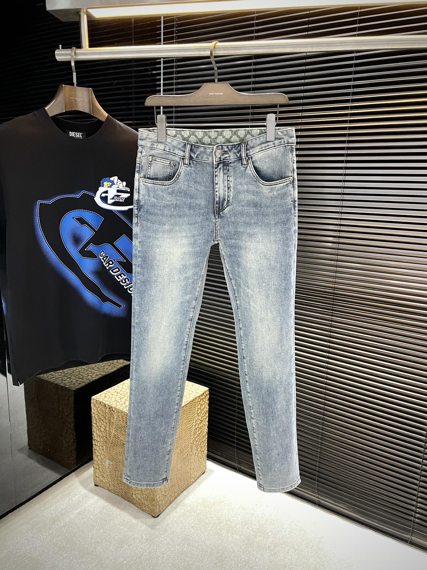 NO:509221,P VLTN- (Valentino) 2025 spring and summer new jeans imported from Italian haute couture denim fabrics fashionable and casual regular style Micro-stretch fabrics The fabric is comfortable and soft, breaking through the feel of conventional denim fabrics, not stuffy, and excellent comfort. It is free and versatile. It is washed for a long time and does not deform. The upper body effect is excellent. The elegant and elegant tailoring, the design is constantly innovating, but it always maintains noble and elegant style and taste. The charm of fashion. The style is small straight, the fashion products. Counter codes 30-38 (37), valentino, jeans, alexander wang19860909P  VLTN-（华伦天奴）2025春夏季新款牛仔裤 进口意大利高定牛仔面料 时尚休闲 常规版型 微弹力面料 面料舒适柔软,突破常规牛仔的面料手感,不闷热,舒适感极佳.随意百搭 久洗不变形 上身效果极佳.大方优雅的剪裁,设计不断创新却始终保持着高贵优雅的风格和品位 演绎时尚魅惑 版型小直筒 时尚佳品 专柜码数 30-38（37）,,valentino,jeans,alexander wang,Men's clothing