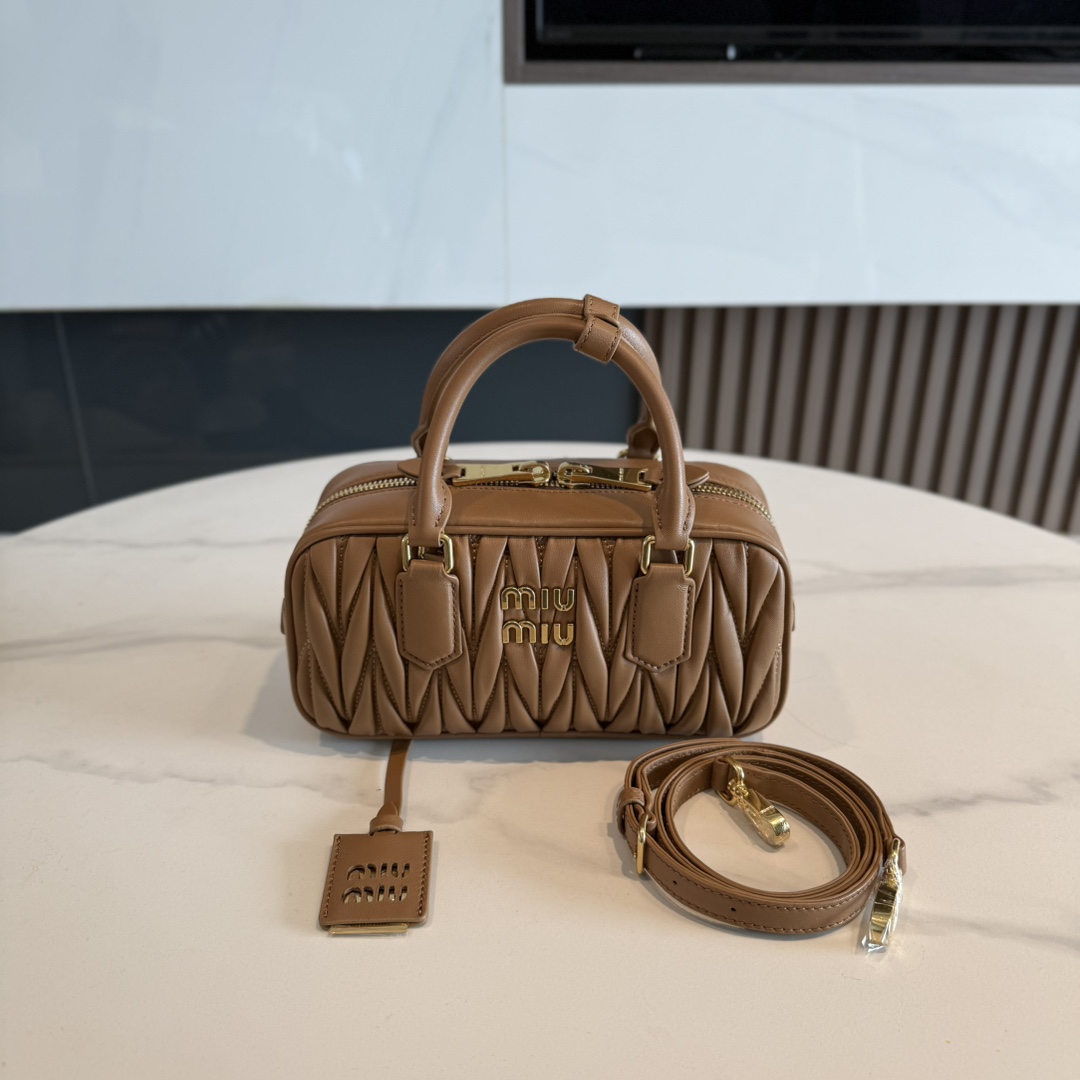 P740 miumi* bolso cuadrado pequeño de cuero de oveja con textura vintage | El diseño limpio y ordenado resalta la funci…
