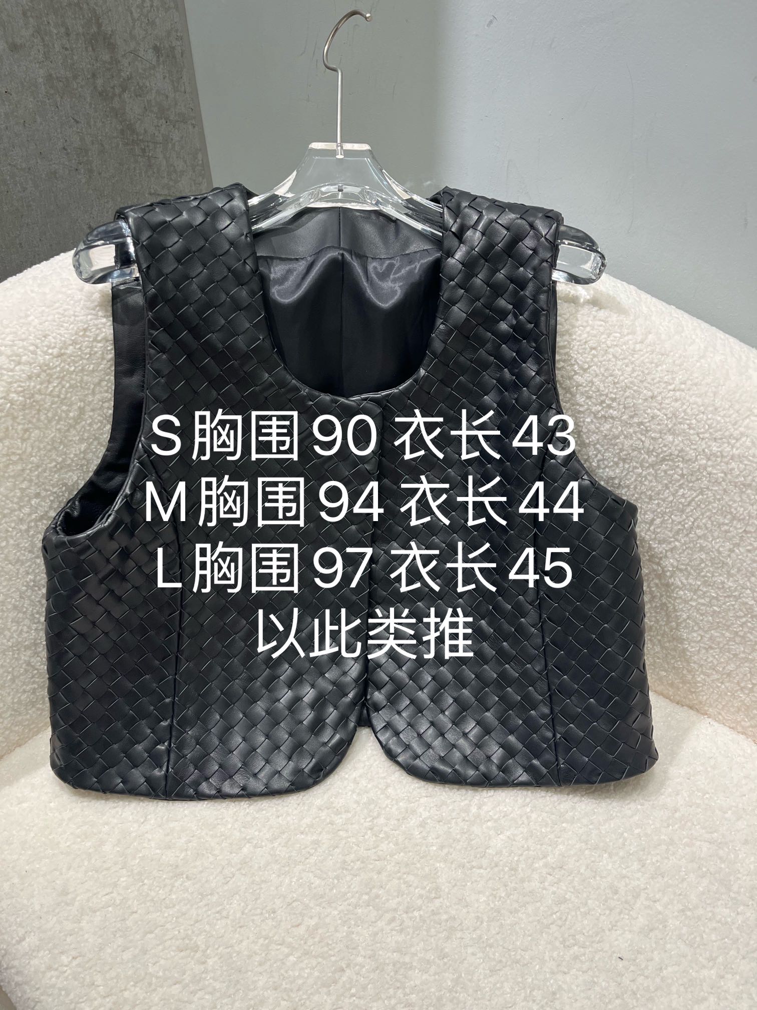 NO:742617,, Short woven sheepskin vest, the leather is very delicate and soft, short design, very suitable for early autumn, versatile style, affordable price, size S-19860909,短款羊皮编织小马甲,皮料很细腻柔软,短款设计,很适合初秋,百搭款跑量价 尺寸S- Xl码,简约百搭,葆蝶家-服装,bottega veneta,sheepskin,,Women's clothing
