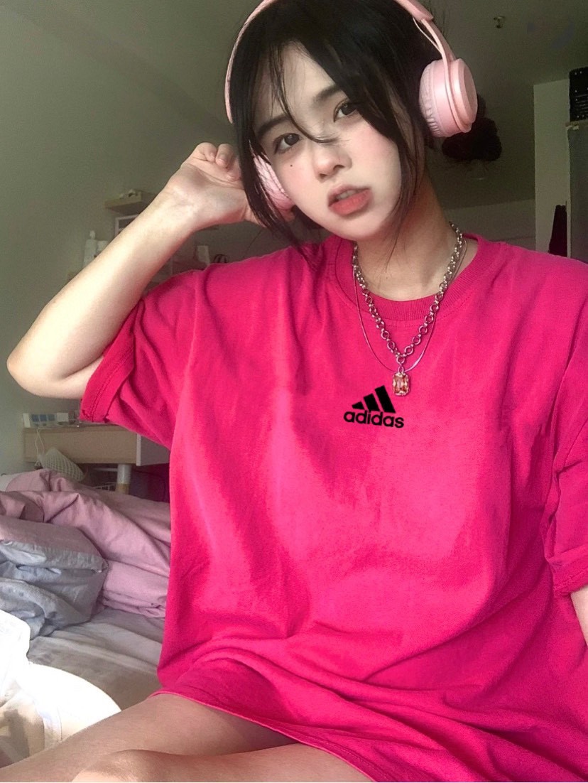 💰60
Adidas阿迪达斯 高克重火龙果色纯棉直筒印花T恤短袖情侣款
Color: 火龙果色  Size: M-XL
M 肩宽49 胸围114 衣长70 (cm）
L 肩宽50 胸围118 衣长71 (cm）
XL 肩宽51 胸围122 衣长72 (cm)