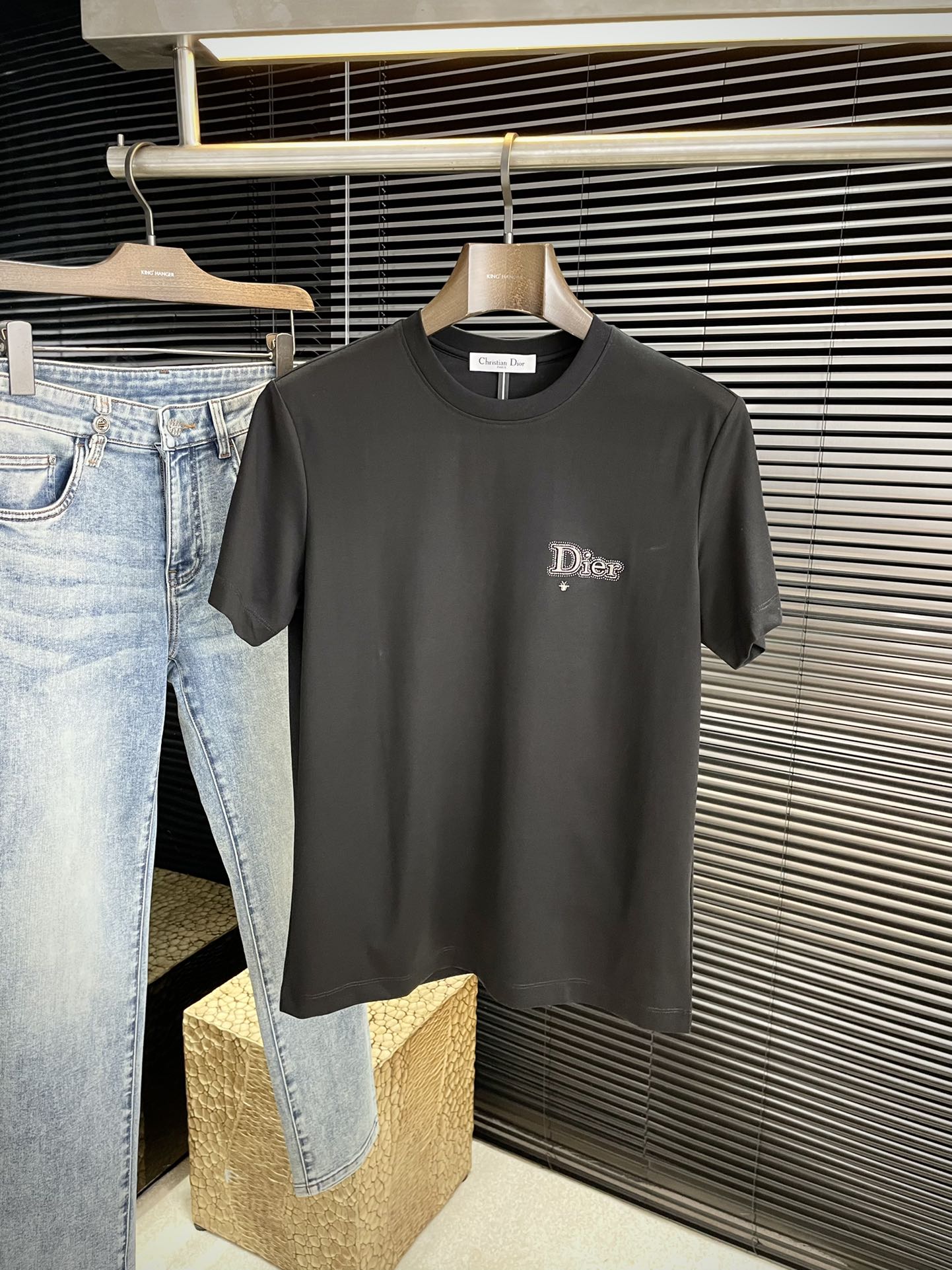 NO:509208,P Dior- (Dior) series VIP high-end customization 2025 spring and summer new short-sleeved style versatile styles anyone can easily control. Fully customized fabrics, high-quality silk cotton fabrics. The fabric feels soft and the upper body is comfortable and soft. The simple style is very classy, ​​simple and unique, fashionable, the style is very exquisite, showing the aura, and it will highlight the exquisiteness of business men!  Size M-3XL,,dior,dior,T-shirt,alexander wang19860909P  Dior-（迪奥）系列 VIP高级定制 2025春夏季新款短袖 百搭款式 任何人都可以轻松驾驭 面料全订制 高定一等品蚕丝棉面料 面料手感柔软,上身舒适柔软 简约的款式非常显档次,简约个性时尚,版型剪裁非常精致,显气场,又会凸显商务男士的精致！尺码 M-3XL,,dior,dior,T-shirt,alexander wang,Men's clothing