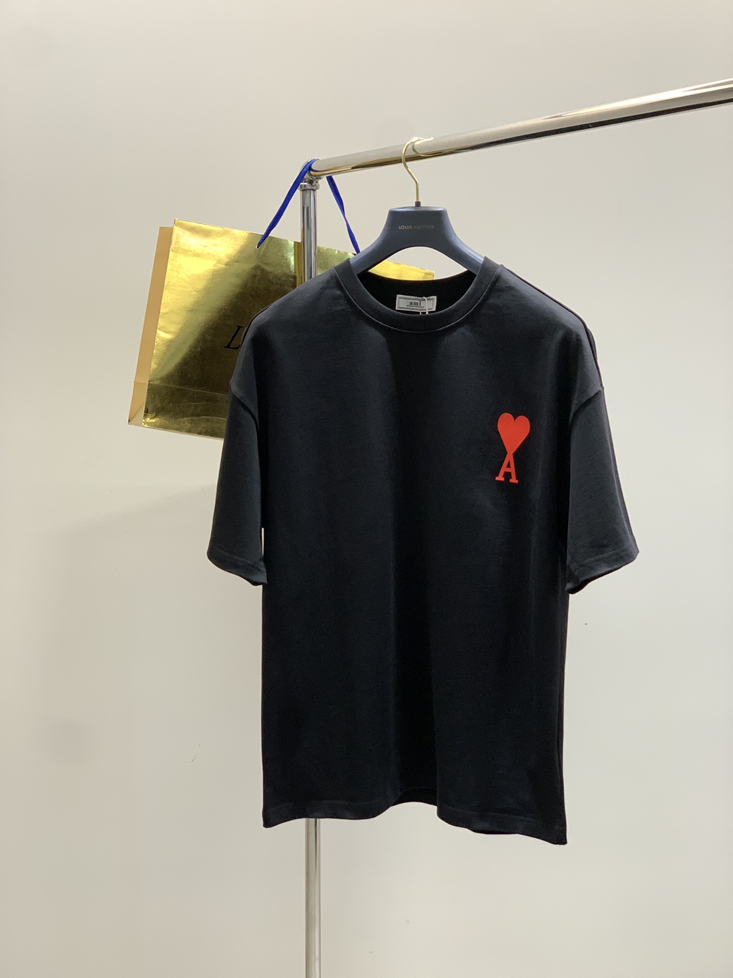 NO:489183,A set, ami, the latest summer products in 2025, special counters are available at the same time, original singles, casual and fashionable round neck short-sleeved T-shirt suit, imported original fabric, top-grade printed craft letter pattern logo, comfortable and breathable upper body, extremely high grade, comfortable and versatile, top body is very handsome, 2 colors recommended, code number M-2XL, T-shirt,tees, t-shirt,alexander wang19860909一套,ami,2025夏季最新品,专柜同步有售,原单狠货,休闲时尚圆领短袖T恤套装,进口原版面料,顶级印花工艺字母图案logo,上身舒适透气,档次极高,舒适百搭,上身帅气十足,2色推荐,码数M-2XL,,T-shirt,tees，t-shirt,alexander wang,Men's clothing