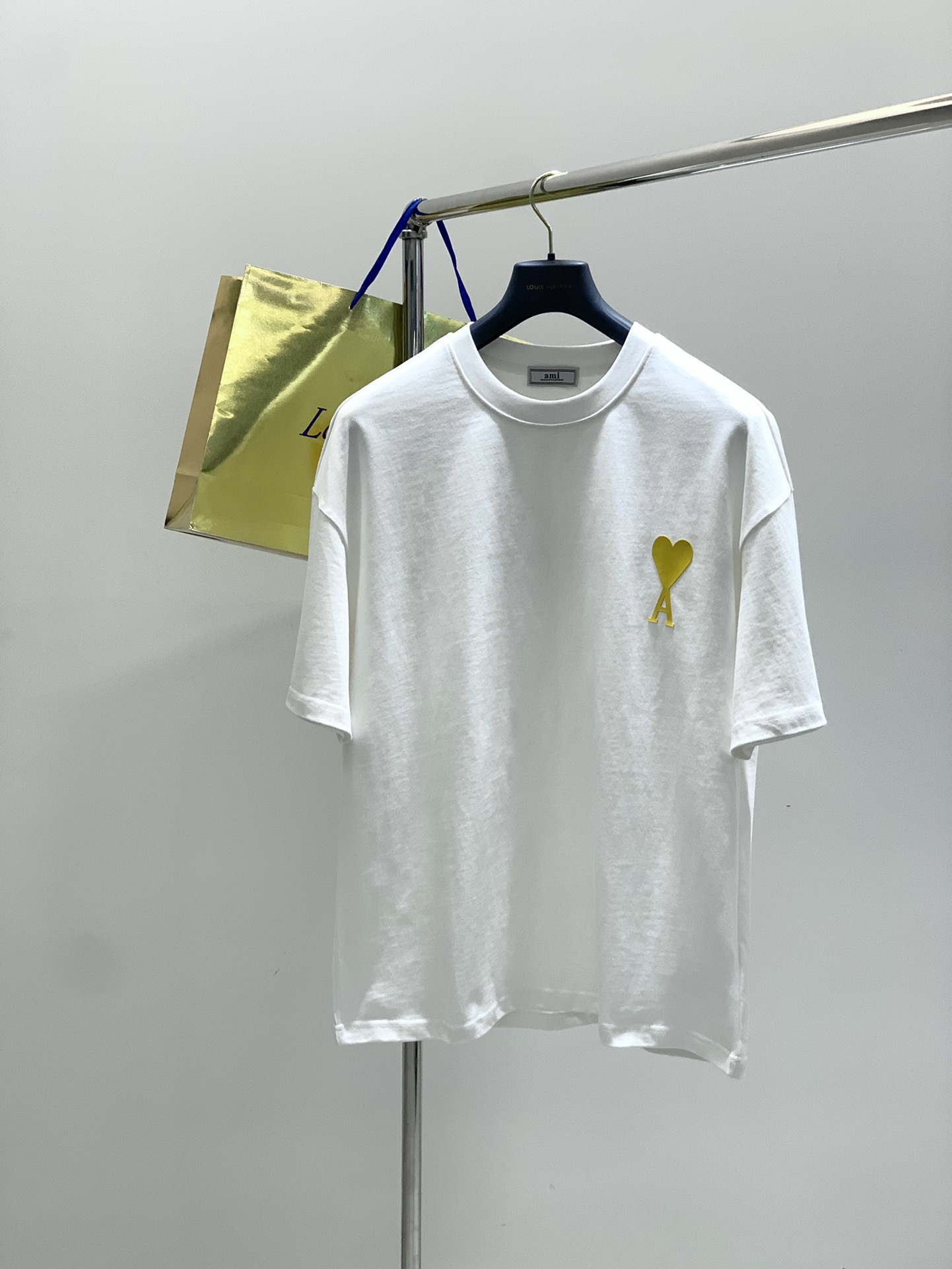 NO:489178,A set, ami, the latest products in 2025 summer, available at the counter at the same time, original singles, casual and fashionable round neck short-sleeved T-shirt set, imported original fabric, top-grade printed craft letter pattern logo, comfortable and breathable upper body, extremely high grade, comfortable and versatile, handsome upper body, 2 colors recommendation, code number M-2XL, T-shirt,tees, t-shirt,alexander wang19860909一套,ami ,2025夏季最新品,专柜同步有售,原单狠货,休闲时尚圆领短袖T恤套装,进口原版面料,顶级印花工艺字母图案logo,上身舒适透气,档次极高,舒适百搭,上身帅气十足,2色推荐,码数M-2XL,,T-shirt,tees，t-shirt,alexander wang,Men's clothing