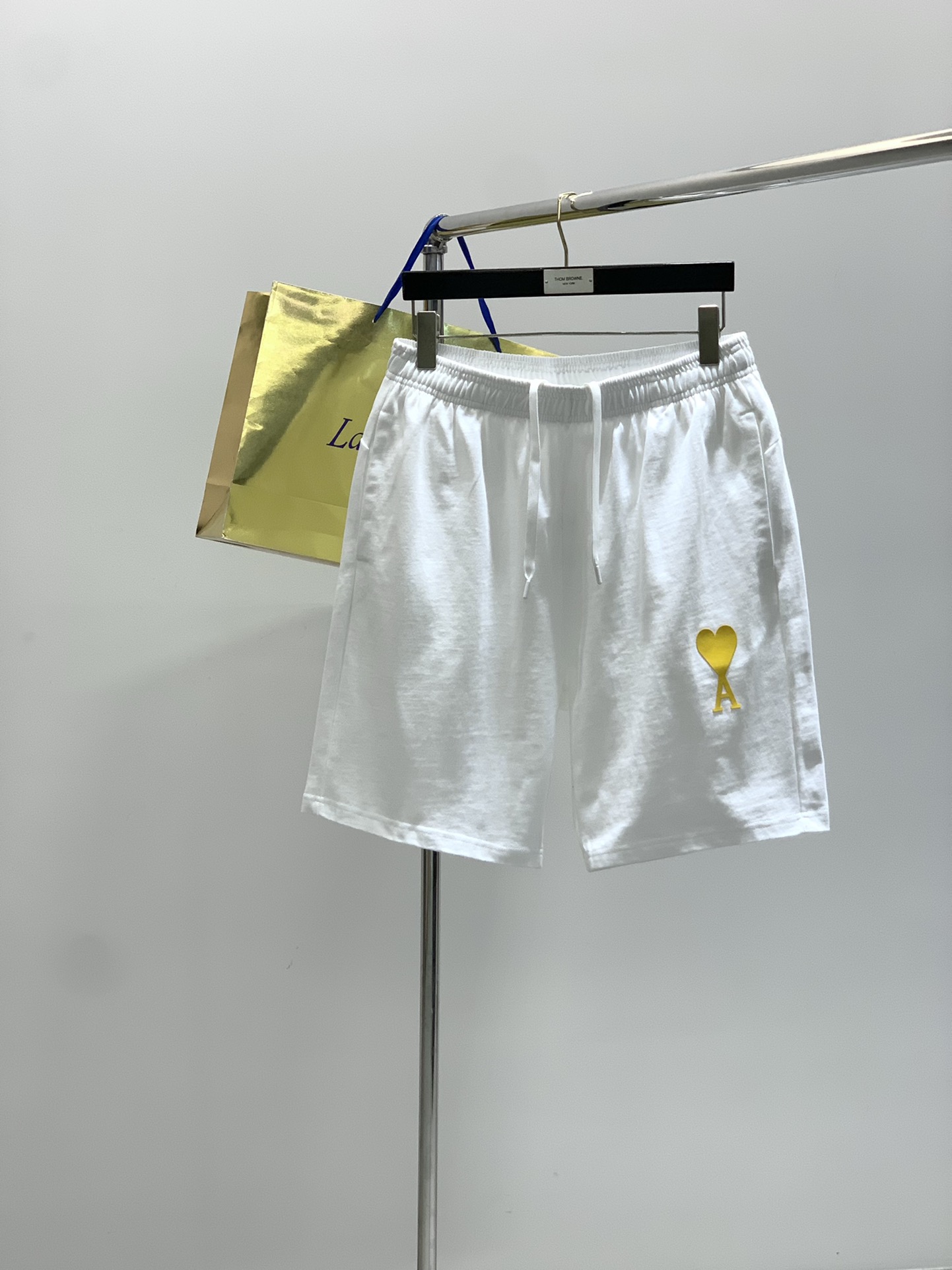 NO:489172,A set, ami, the latest summer products in 2025, special counters are available at the same time, original singles, casual and fashionable round neck short-sleeved T-shirt suit, imported original fabric, top-grade printed craft letter pattern logo, comfortable and breathable upper body, extremely high grade, comfortable and versatile, top body is very handsome, 2 colors recommended, code number M-2XL, T-shirt,tees, t-shirt,alexander wang19860909一套,ami,2025夏季最新品,专柜同步有售,原单狠货,休闲时尚圆领短袖T恤套装,进口原版面料,顶级印花工艺字母图案logo,上身舒适透气,档次极高,舒适百搭,上身帅气十足,2色推荐,码数M-2XL,,T-shirt,tees，t-shirt,alexander wang,Men's clothing