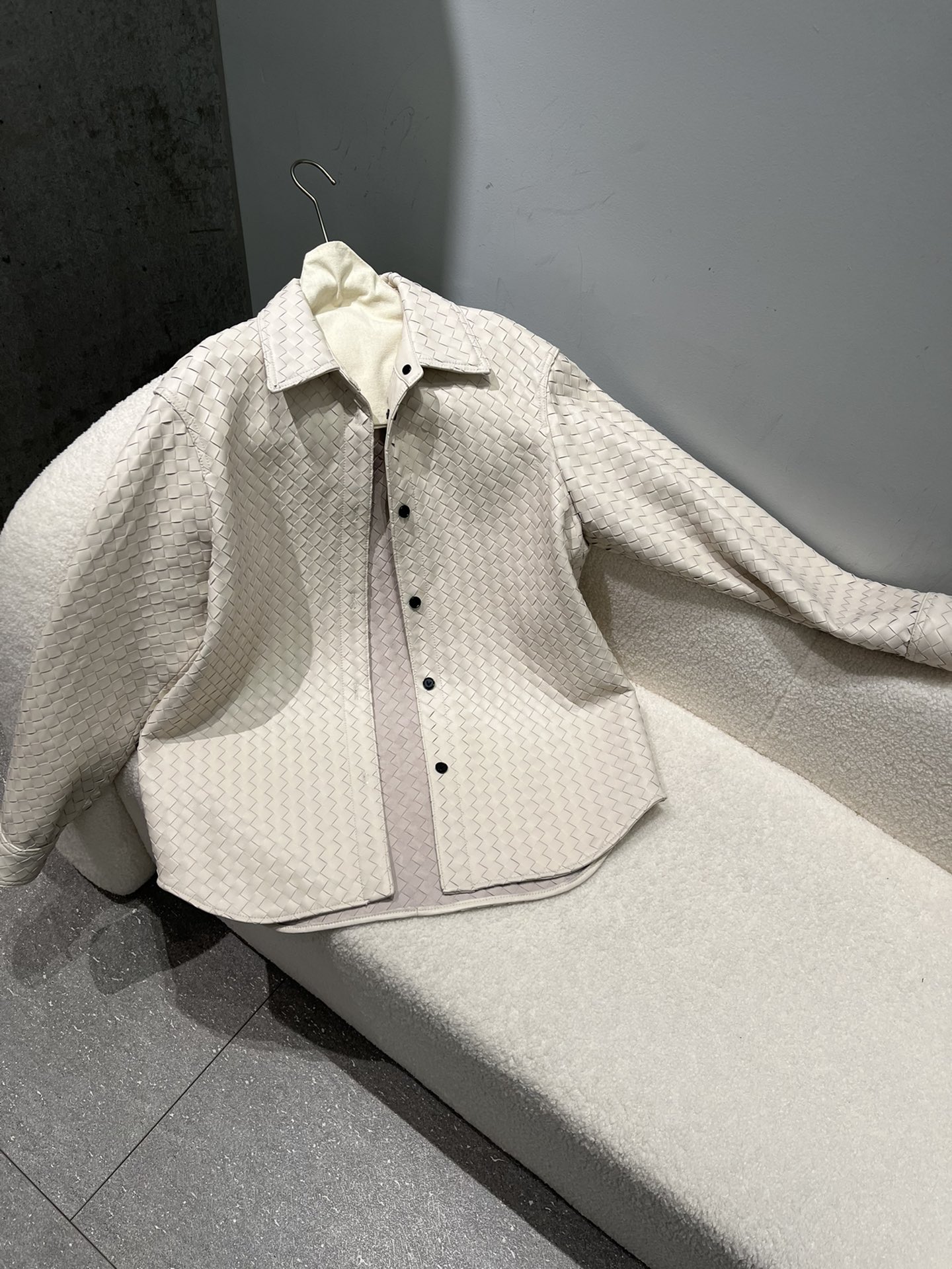 NO:742596,, bv sheepskin woven loose shirt, hand-woven is relatively slow and does not accept urgent orders. Other colors can be customized, non-returnable, Bottega Veneta - Clothing, bottega veneta, bottega veneta, shirts, sheepskin,19860909,bv羊皮编织宽松版衬衫,手工编织比较慢不接急单 其他颜色可定制,不退换,葆蝶家-服装,bottega veneta,bottega veneta,shirts,sheepskin,,Women's clothing