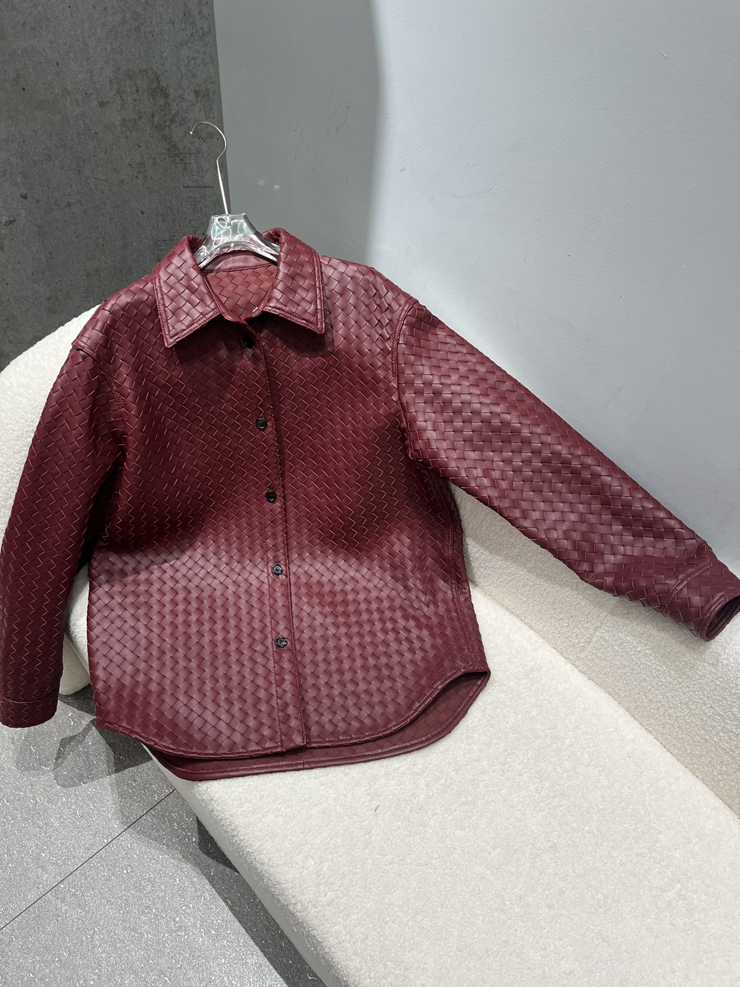 NO:742600,, bv sheepskin woven loose-fitting shirt, hand-woven is relatively slow and does not accept urgent orders. It has a cocoon-shaped feeling, short in the front and long in the back, Bottega Veneta-clothing,bottega veneta,bottega veneta,shirts,sheepskin,19860909,bv羊皮编织宽松版衬衫,手工编织比较慢不接急单 偏茧型的感觉,前短后长,葆蝶家-服装,bottega veneta,bottega veneta,shirts,sheepskin,,Women's clothing