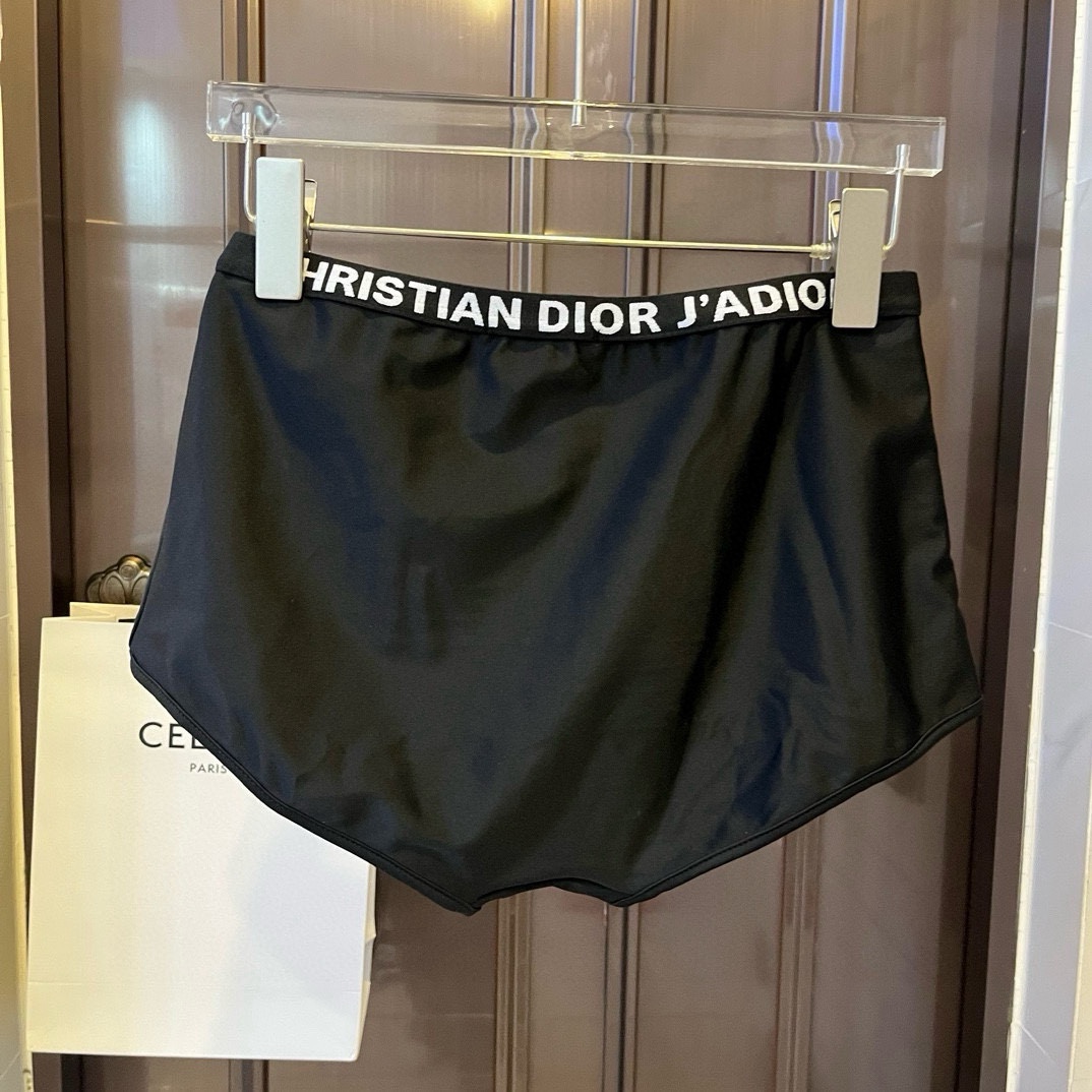 🆕
Dior迪奥分体套装泳衣👙 上身超级棒！同步各大专柜发售，自然而然呈现时尚感！十分减龄，具有年轻活力