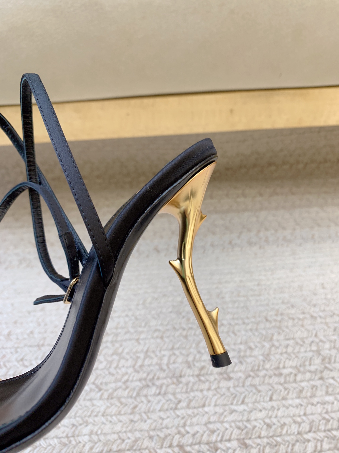 Title: High-Quality Saint Laurent SS25 Rose Branch Silk Sandals Summary: Luxury Saint Laurent sandals in real silk with sheepskin foot and original open base. Available in multiple sizes. - 图片 7