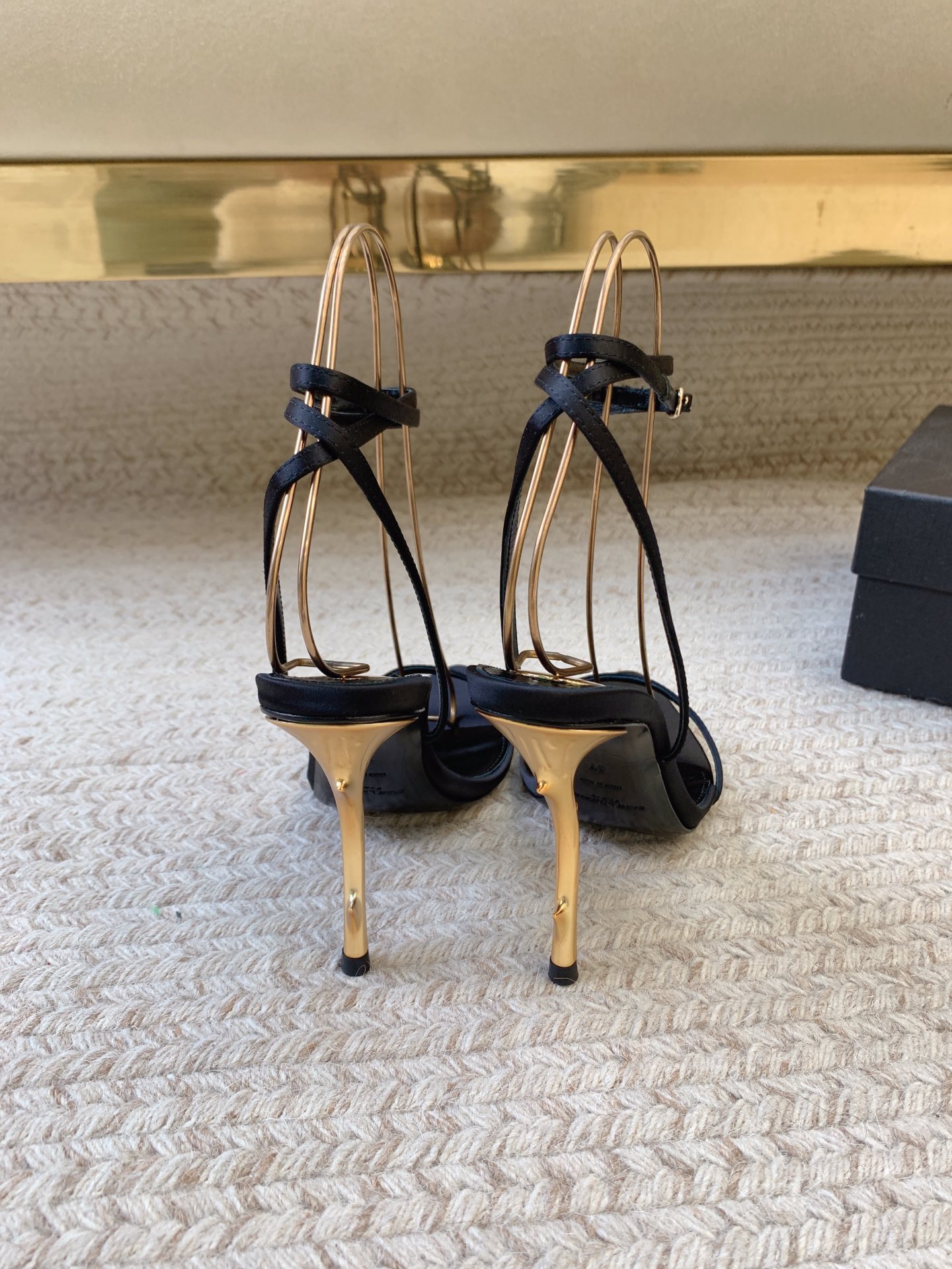 Title: High-Quality Saint Laurent SS25 Rose Branch Silk Sandals Summary: Luxury Saint Laurent sandals in real silk with sheepskin foot and original open base. Available in multiple sizes. - 图片 3