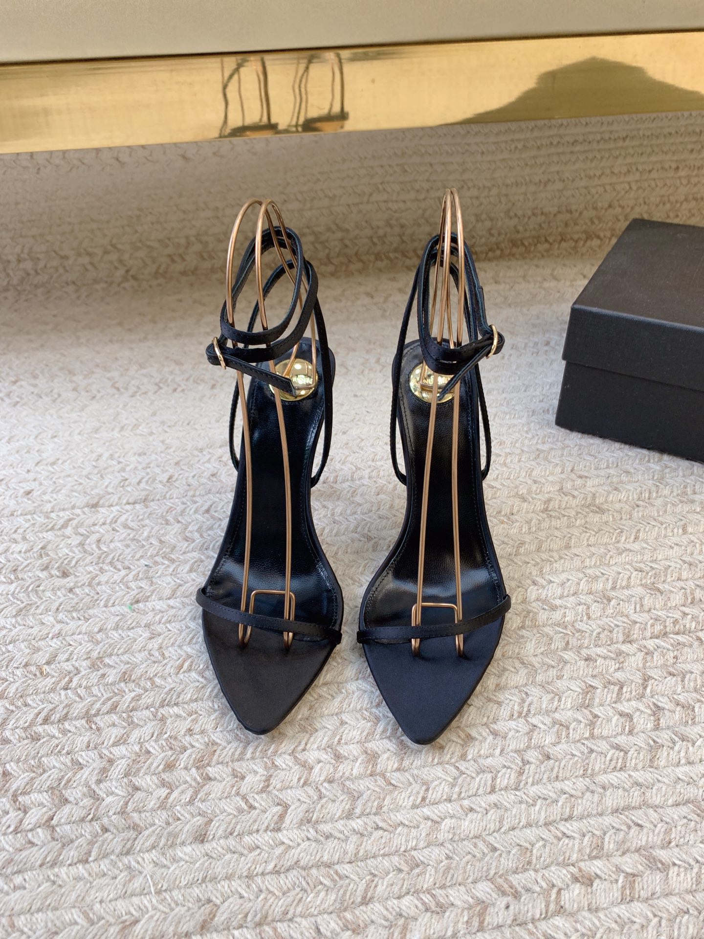 Title: High-Quality Saint Laurent SS25 Rose Branch Silk Sandals Summary: Luxury Saint Laurent sandals in real silk with sheepskin foot and original open base. Available in multiple sizes. - 图片 5