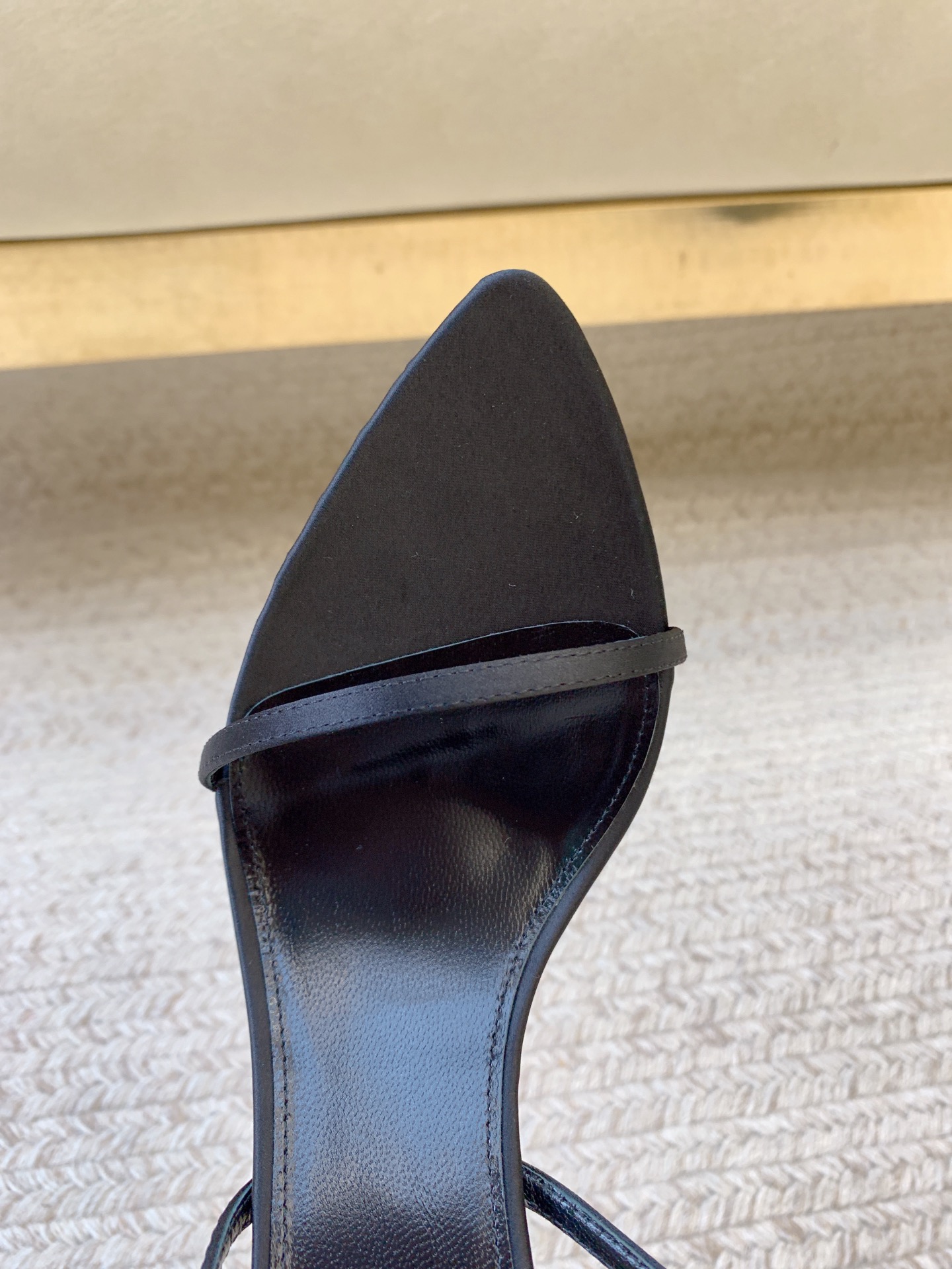 Title: High-Quality Saint Laurent SS25 Rose Branch Silk Sandals Summary: Luxury Saint Laurent sandals in real silk with sheepskin foot and original open base. Available in multiple sizes. - 图片 4