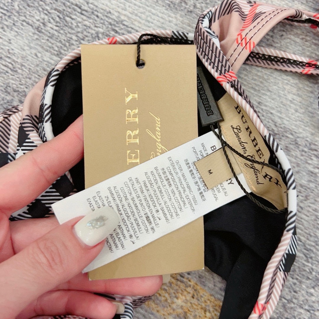 🆕
Burberry巴宝莉经典英伦格泳衣，实物实在太美了！拍不出来它的美😍谁穿谁美！很值得入手✋ SML
