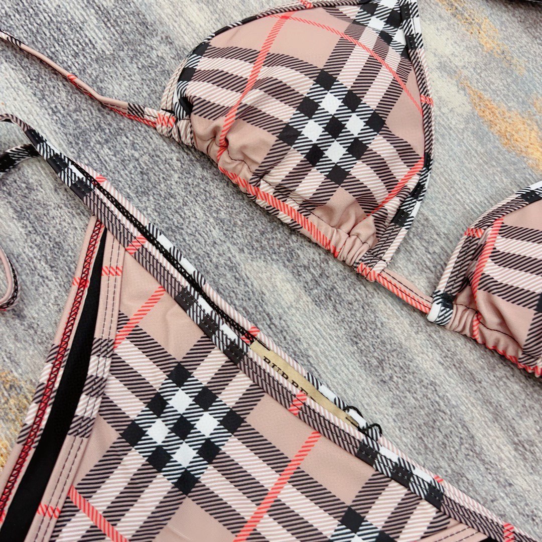 🆕
Burberry巴宝莉经典英伦格泳衣，实物实在太美了！拍不出来它的美😍谁穿谁美！很值得入手✋ SML