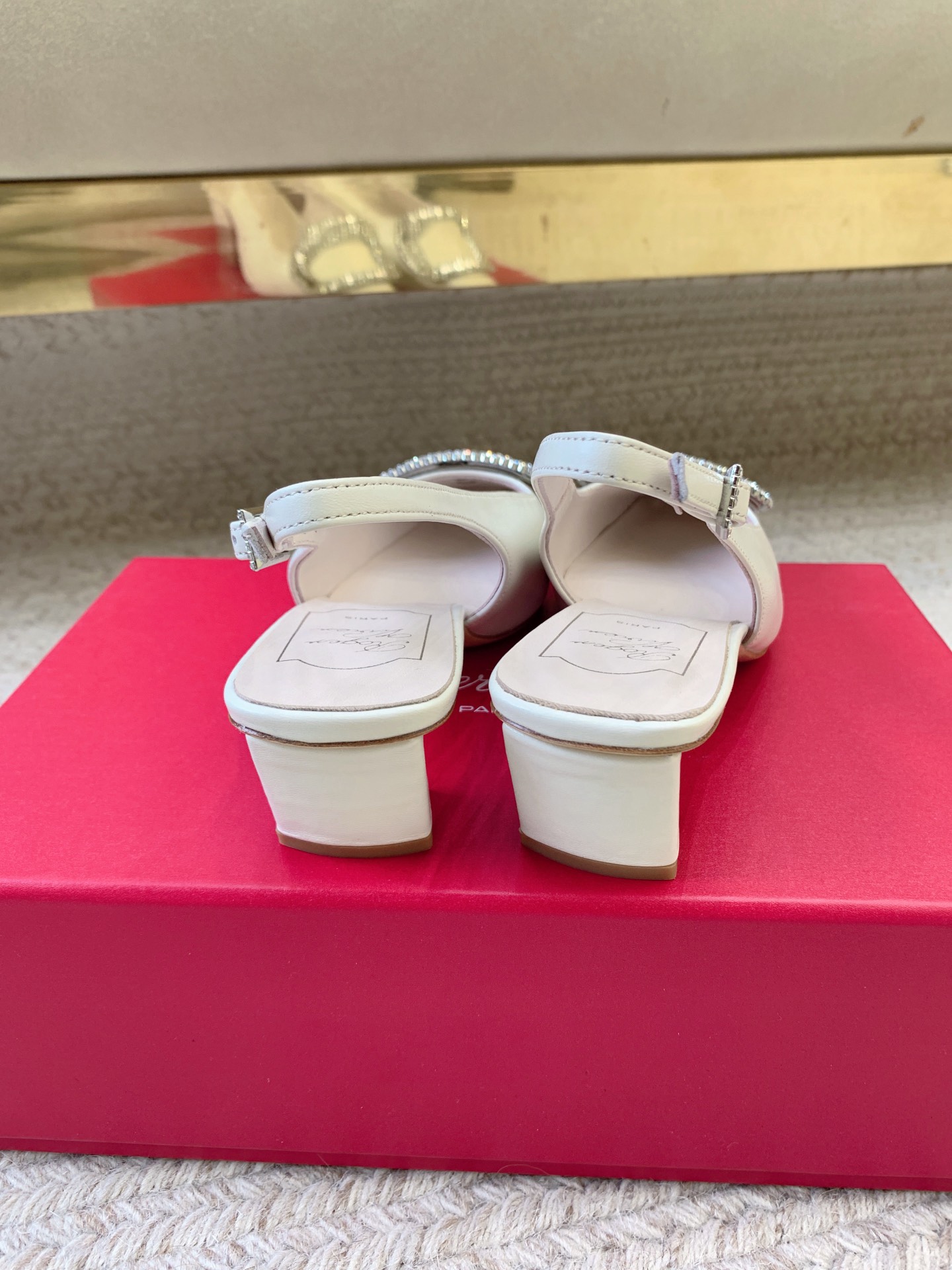 “720 Roger Vivier SS25 New Water Drill Sandals: Top Quality, Imported Materials, Various Sizes” - 图片 3